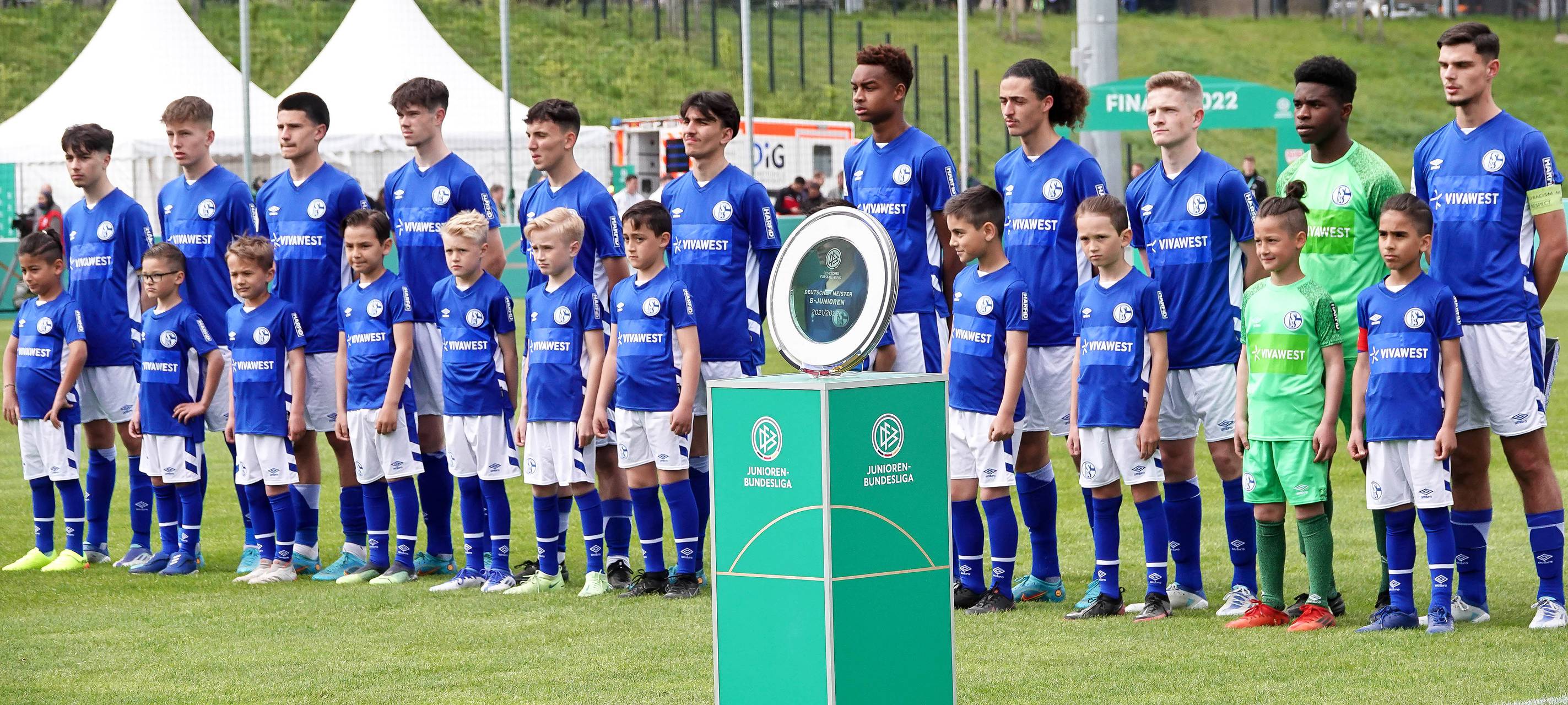 Die Schalker U17-Mannschaft vor der Meisterschale