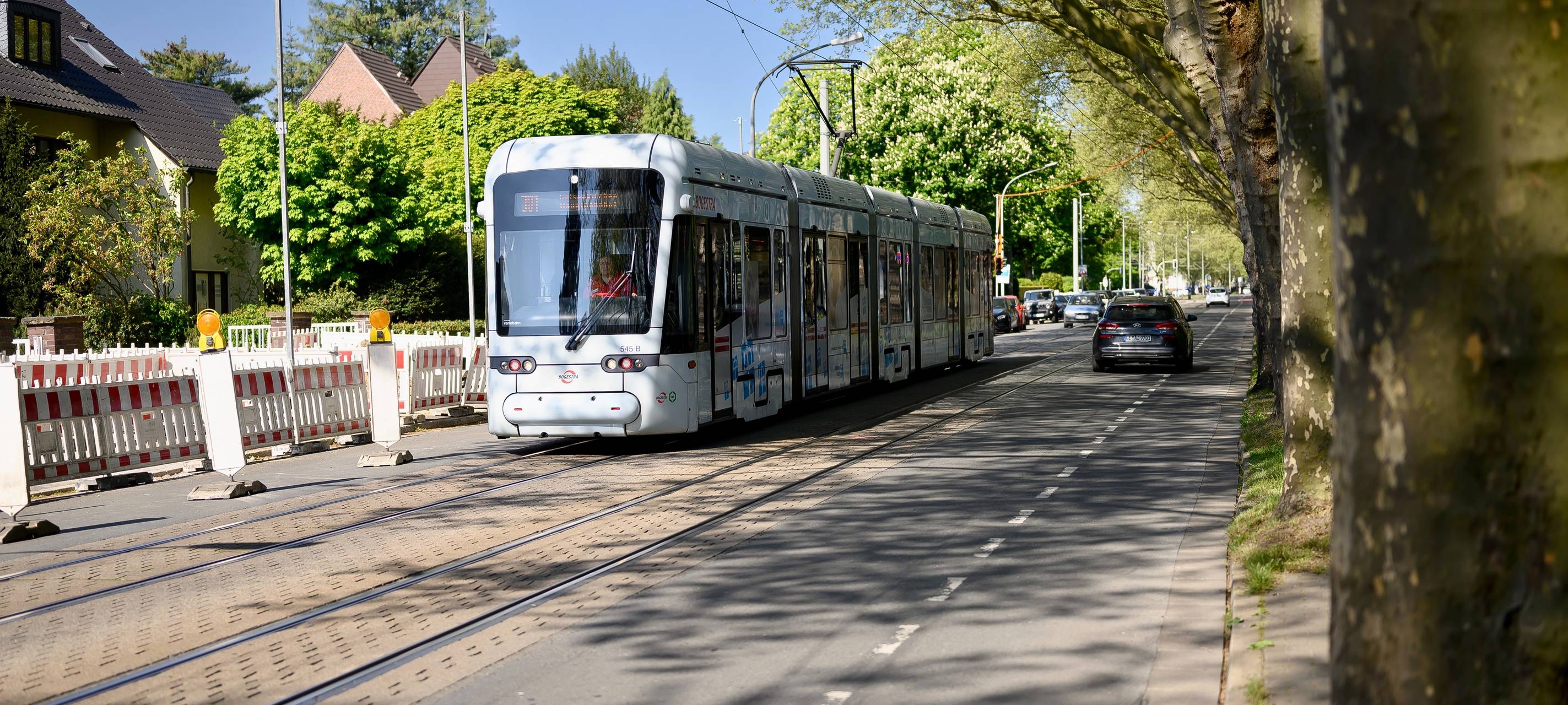 Eine Straßenbahn fährt auf der Cranger Straße
