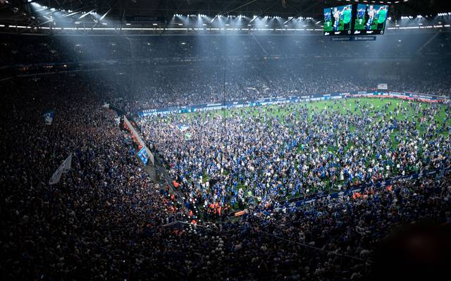 Tausende Schalke-Fans auf dem Rasen der Veltins-Arena