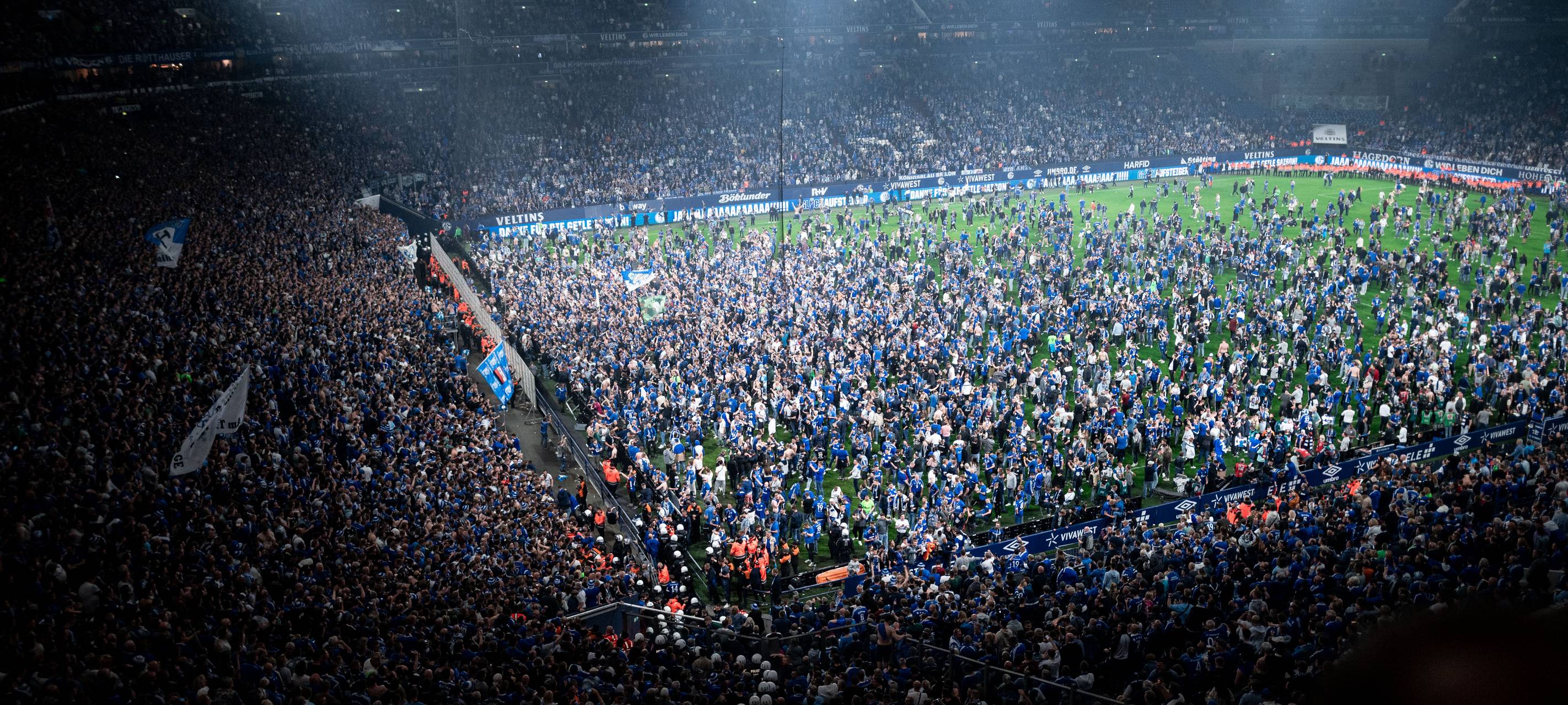 Tausende Schalke-Fans auf dem Rasen der Veltins-Arena