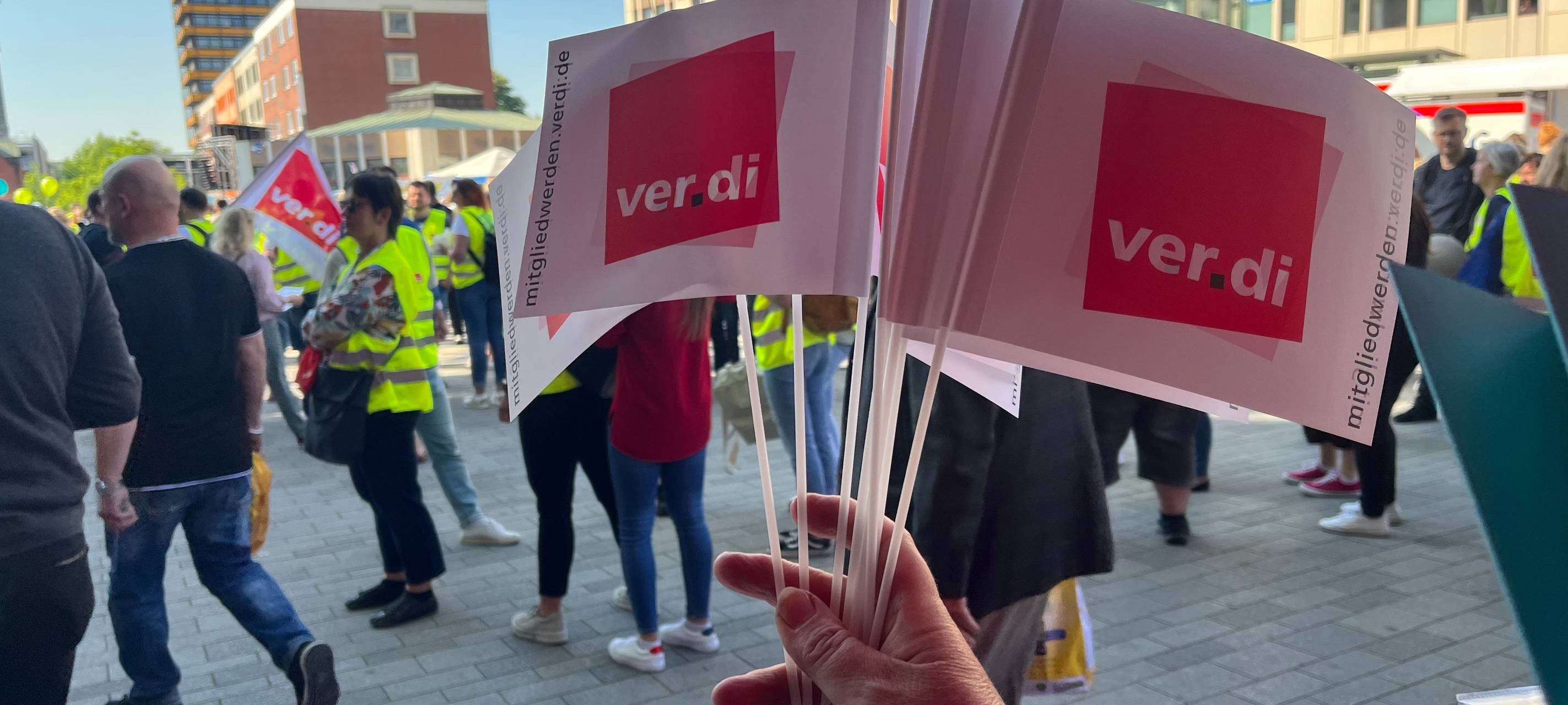 Verdi-Fahnen bei einer Demonstration