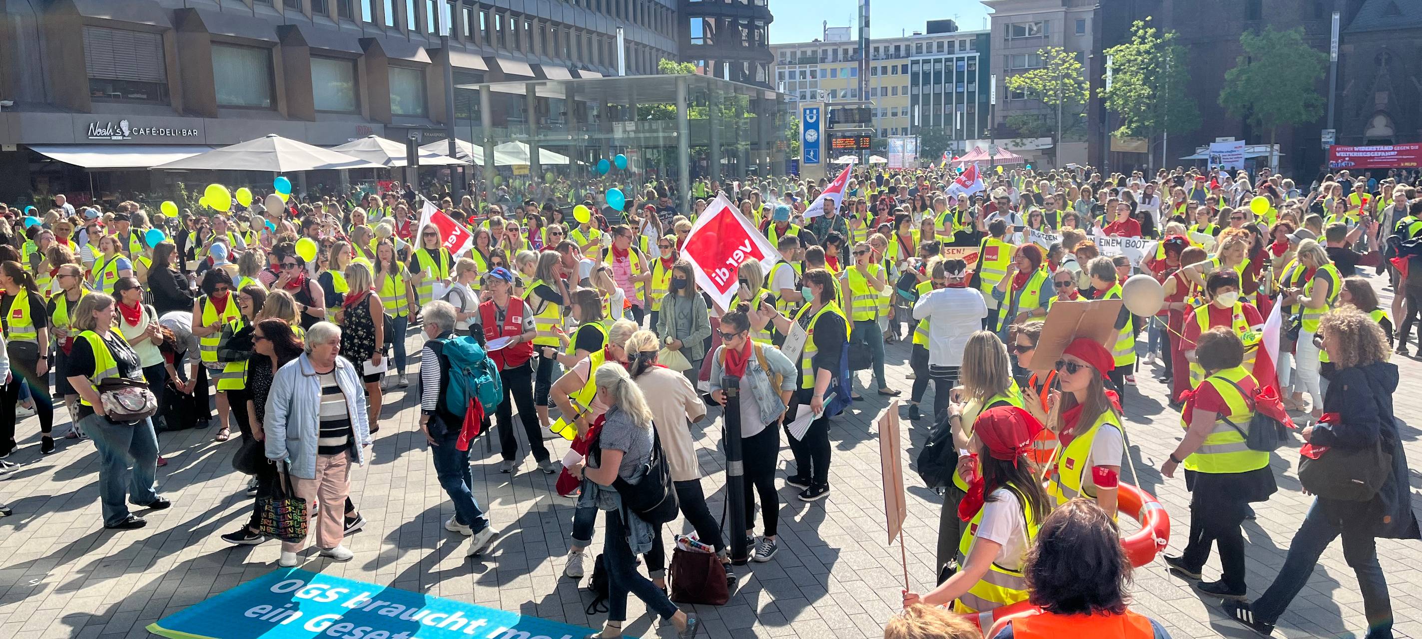 Verdi-Fahnen bei einer Demonstration