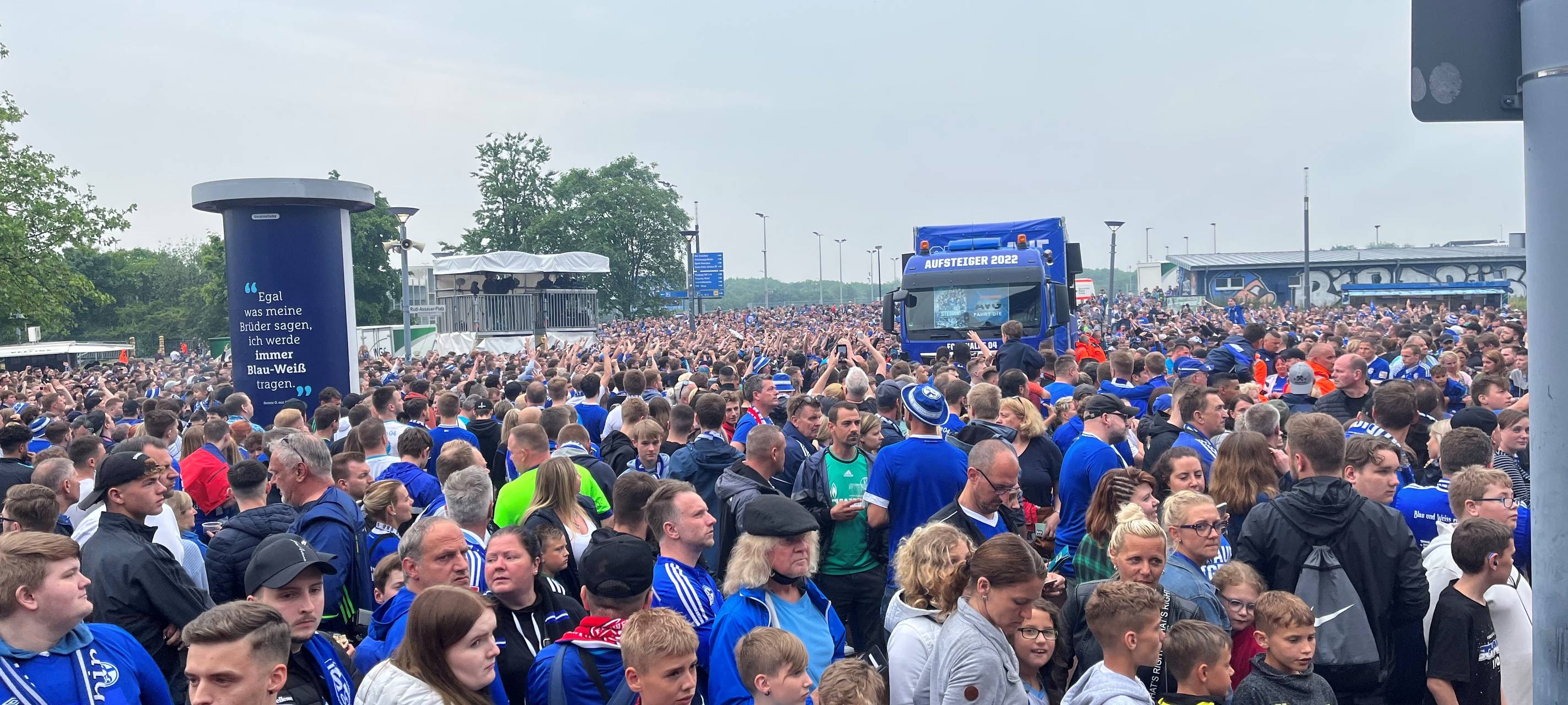 22.000 Fans bejubeln Schalker Mannschaft