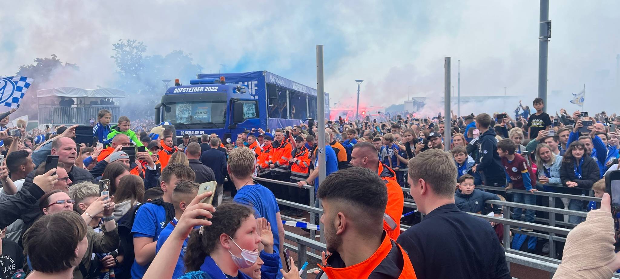 22.000 Fans bejubeln Schalker Mannschaft