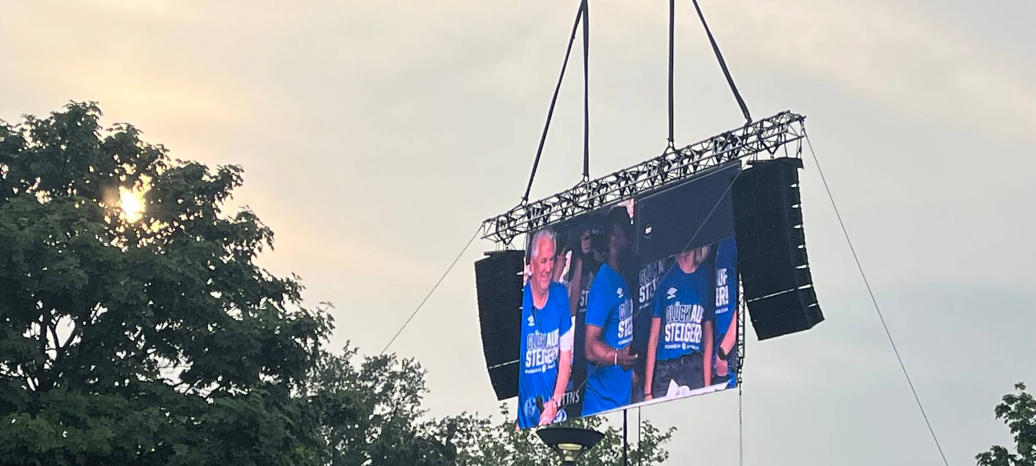22.000 Fans bejubeln Schalker Mannschaft