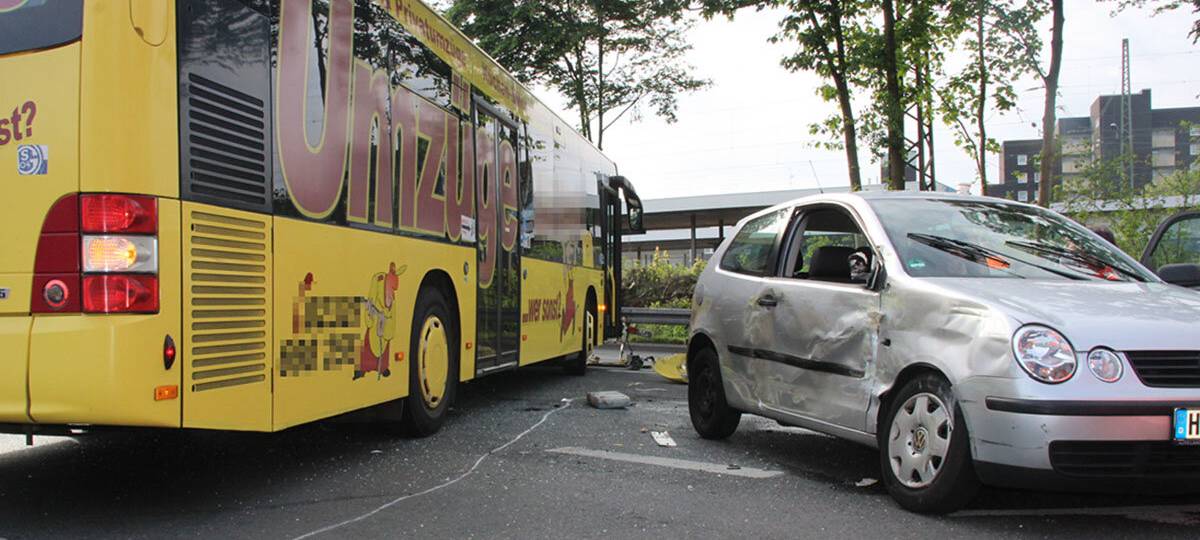 Unfall Auto und Linienbus am Gelsenkirchener ZOB