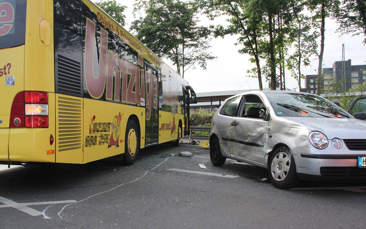 Unfall Auto und Linienbus am Gelsenkirchener ZOB