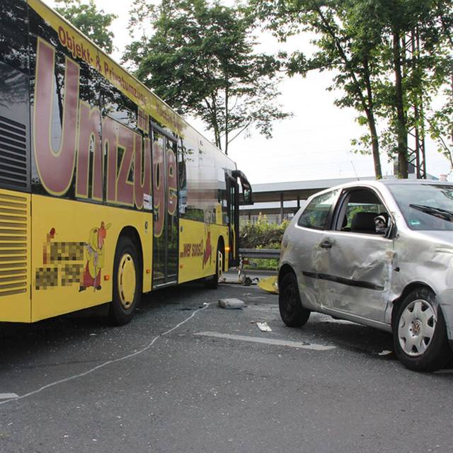 Unfall Auto und Linienbus am Gelsenkirchener ZOB