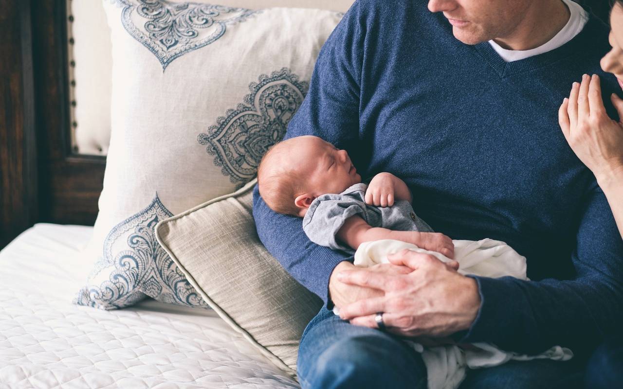 Vater mit Baby auf dem Arm