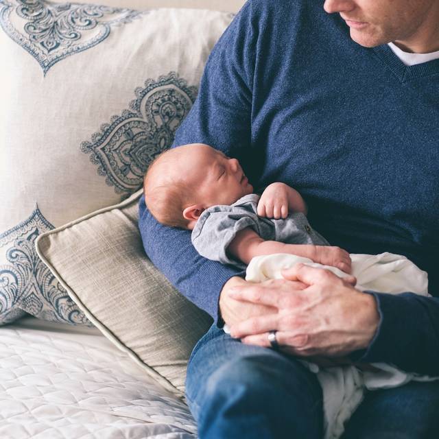 Vater mit Baby auf dem Arm