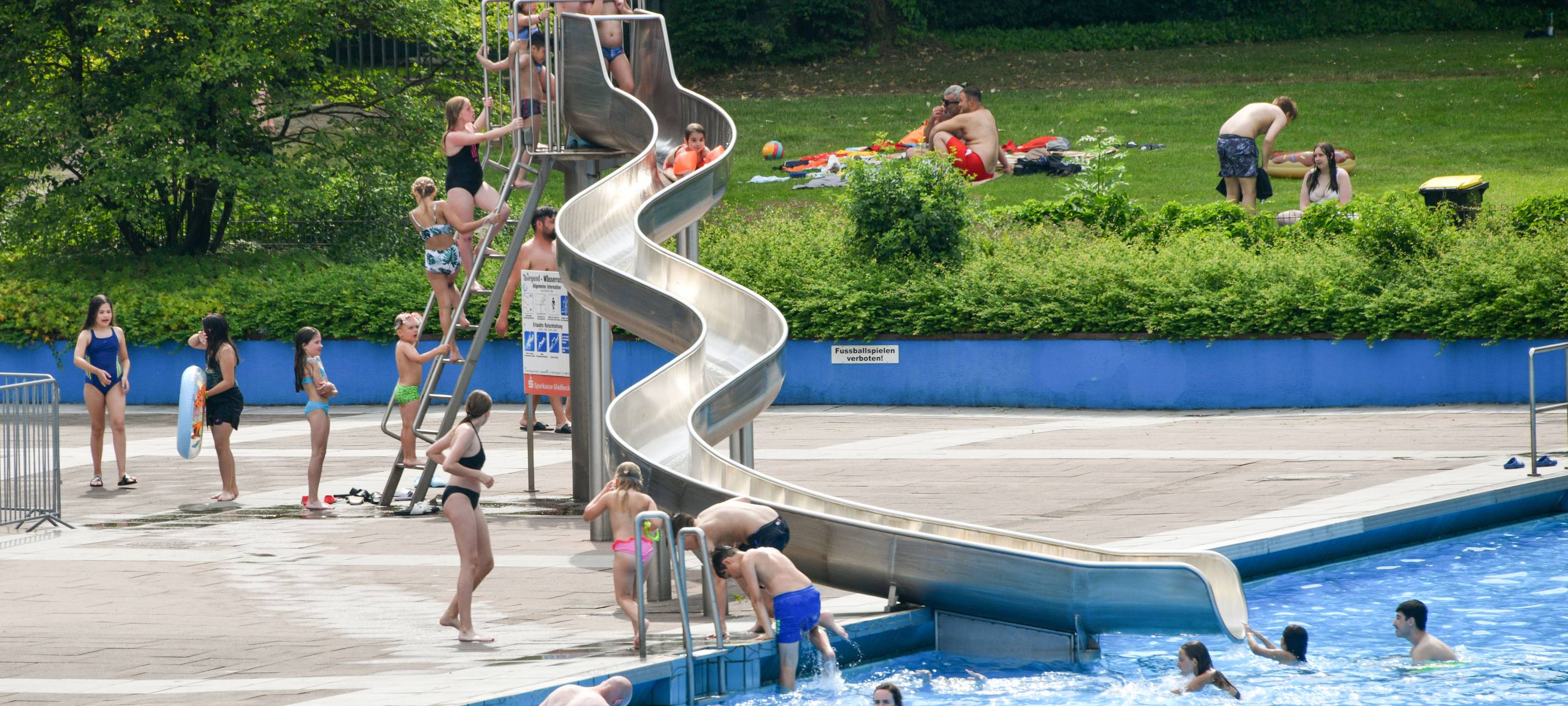 Badegäste im Gladbecker Freibad