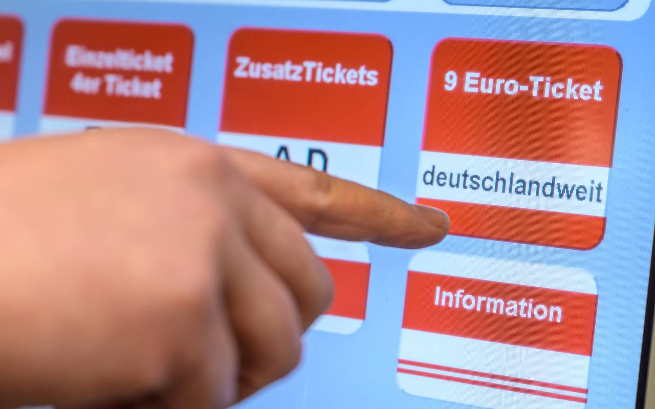Fahrgast wählt am Ticketautomaten das 9-Euro-Ticket aus