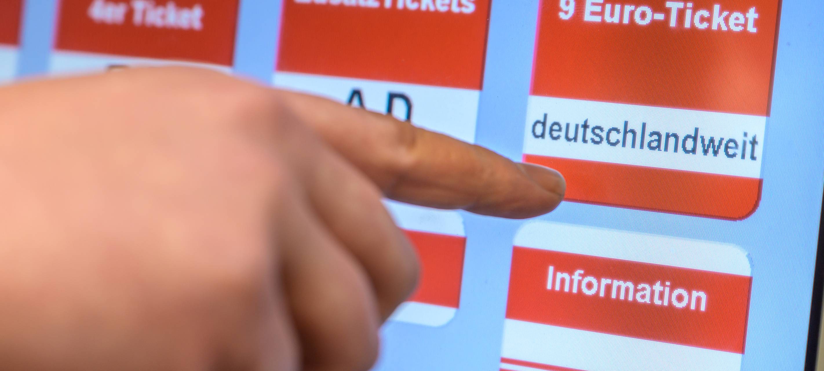 Fahrgast wählt am Ticketautomaten das 9-Euro-Ticket aus