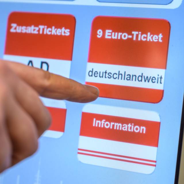 Fahrgast wählt am Ticketautomaten das 9-Euro-Ticket aus