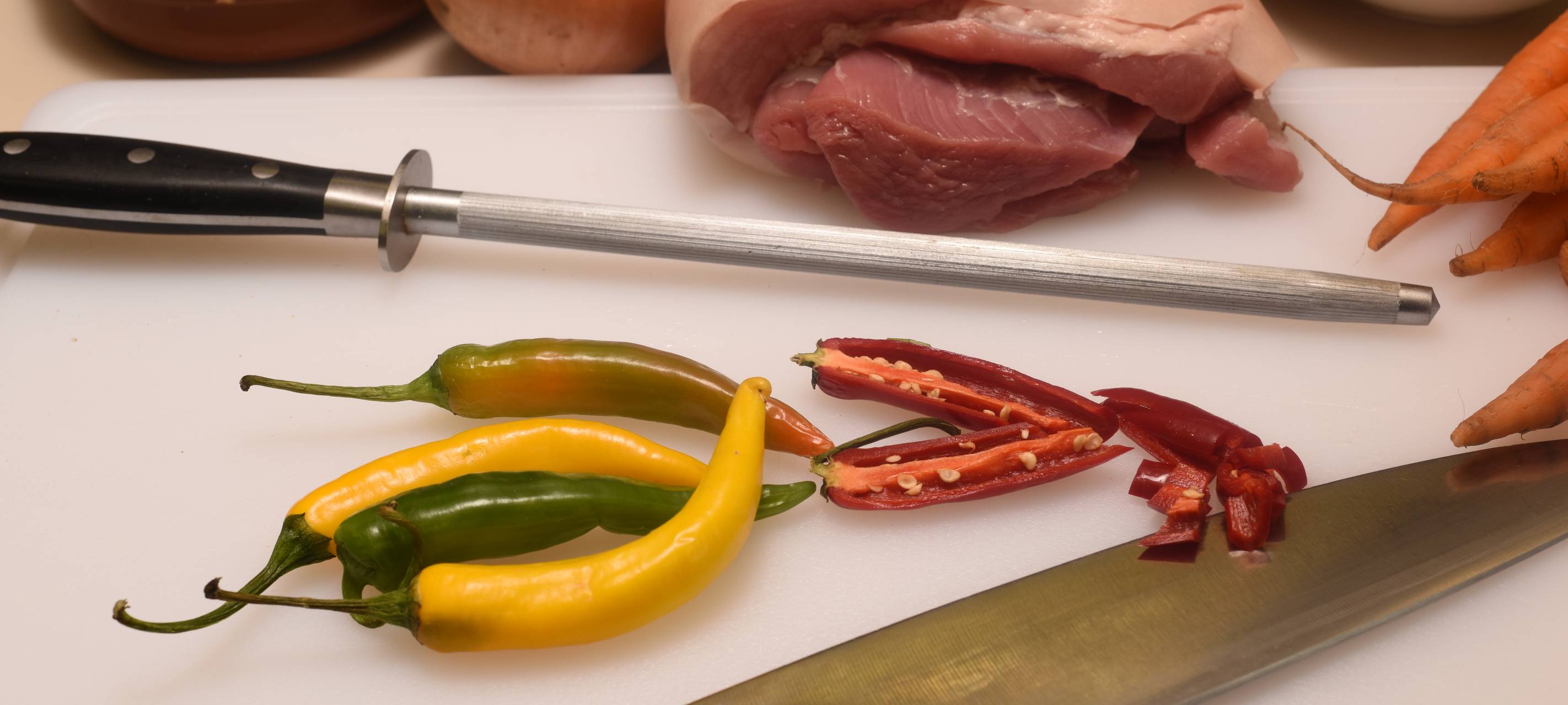 Mit Curry marinierter Schweinebauch mit Ofenkartoffeln und Schmand