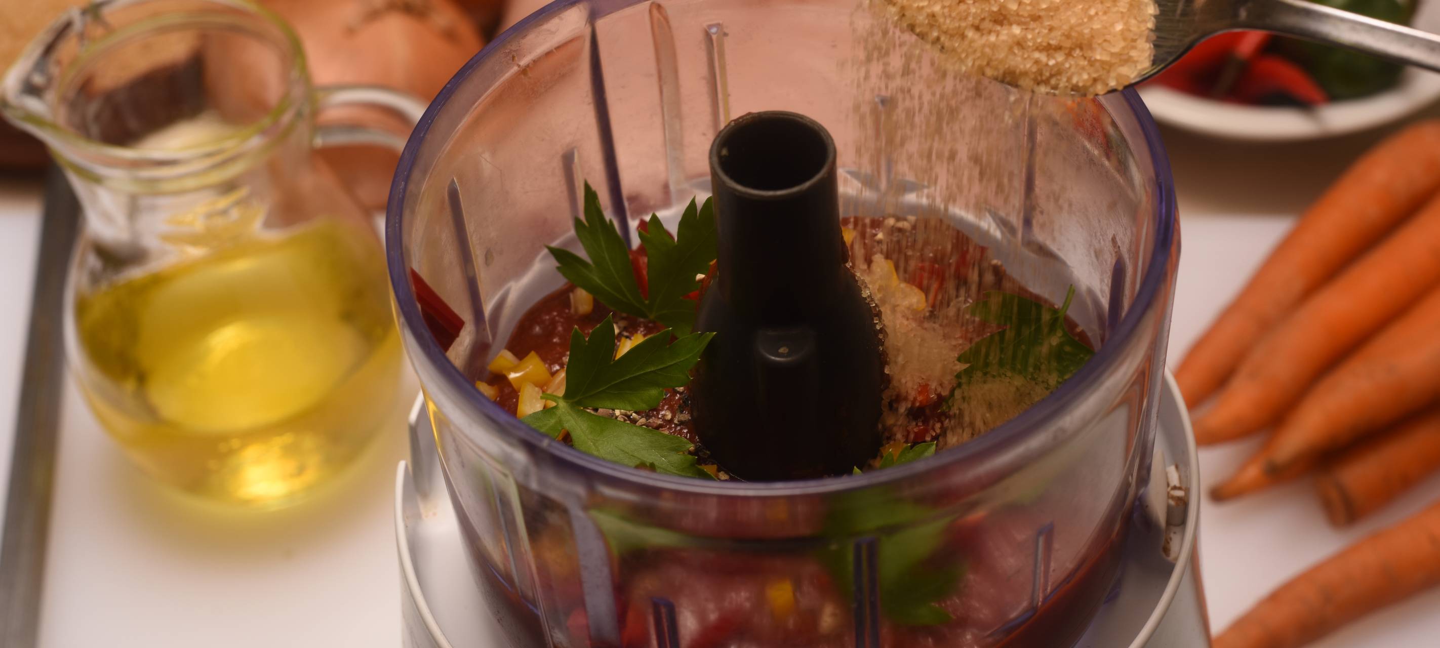 Mit Curry marinierter Schweinebauch mit Ofenkartoffeln und Schmand