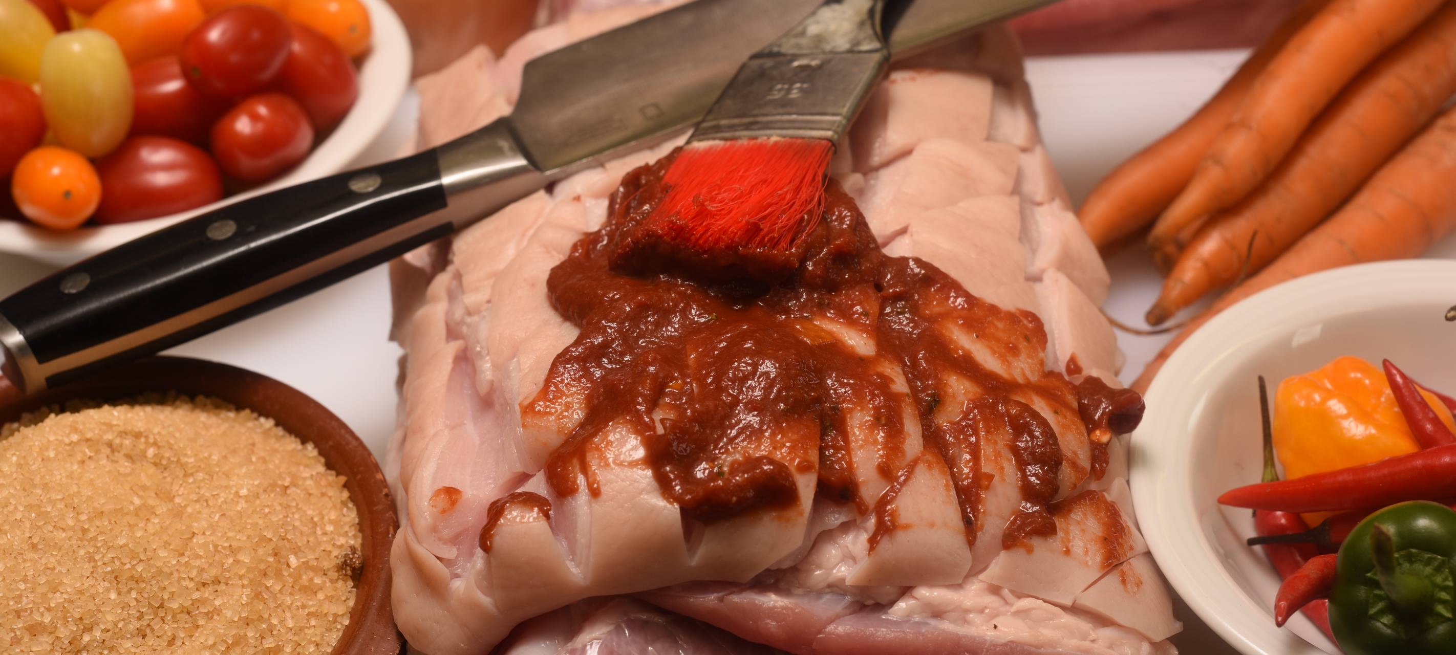 Mit Curry marinierter Schweinebauch mit Ofenkartoffeln und Schmand