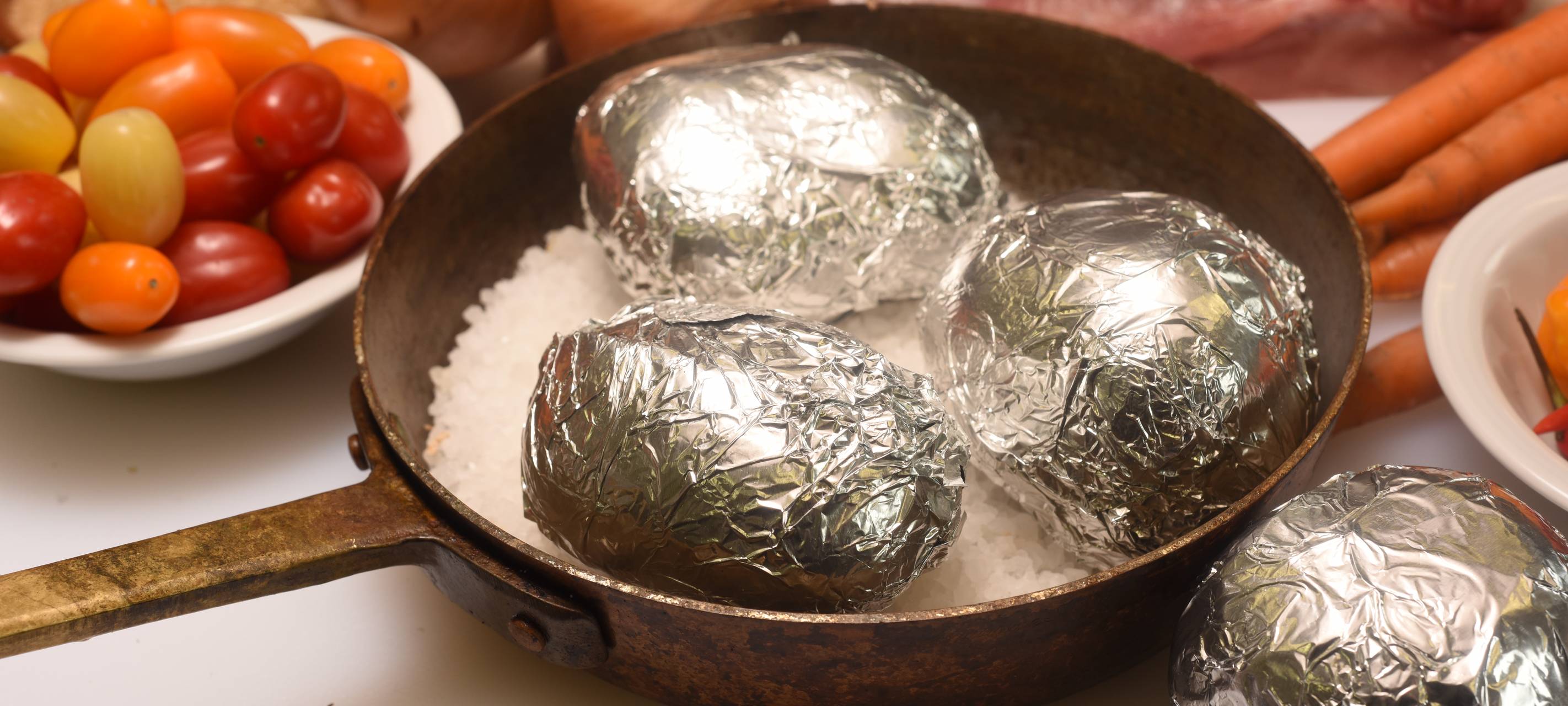 Mit Curry marinierter Schweinebauch mit Ofenkartoffeln und Schmand