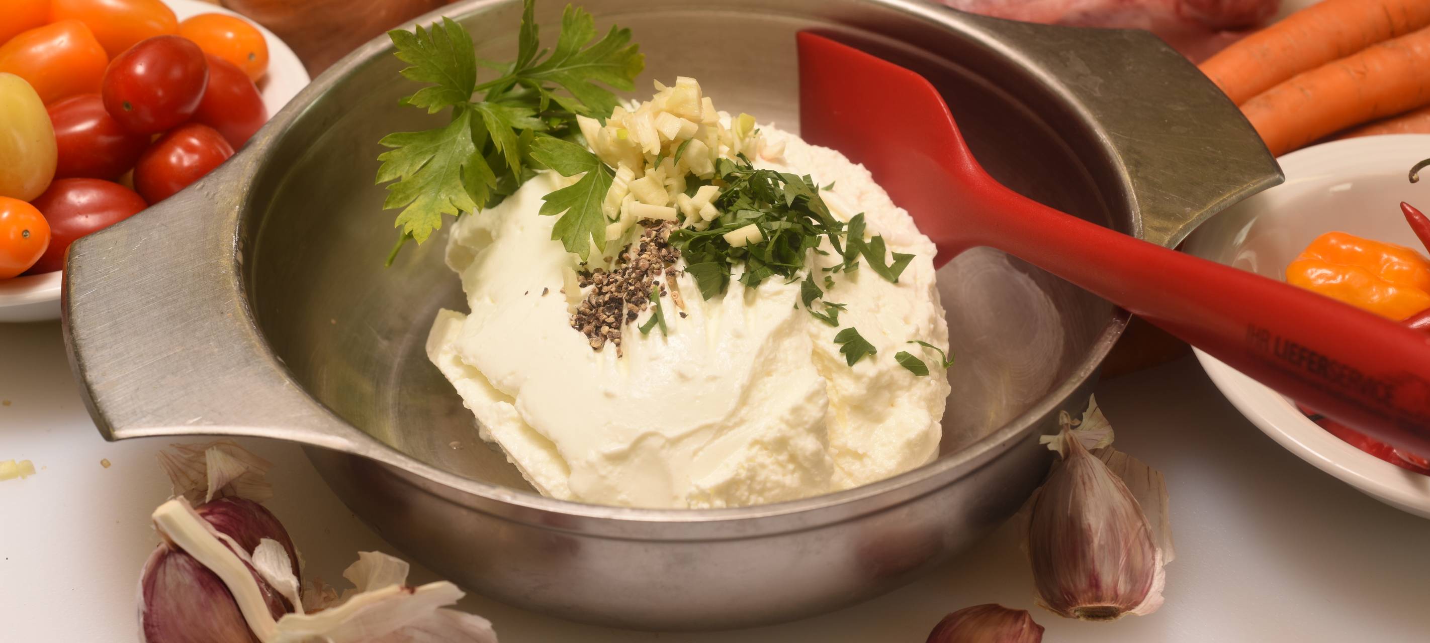 Mit Curry marinierter Schweinebauch mit Ofenkartoffeln und Schmand