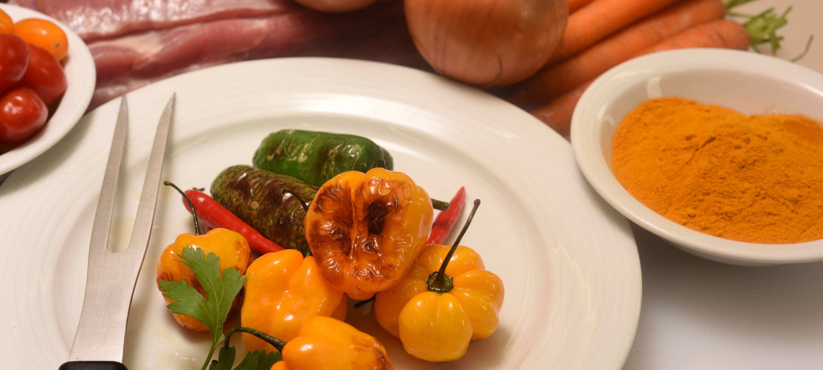 Mit Curry marinierter Schweinebauch mit Ofenkartoffeln und Schmand