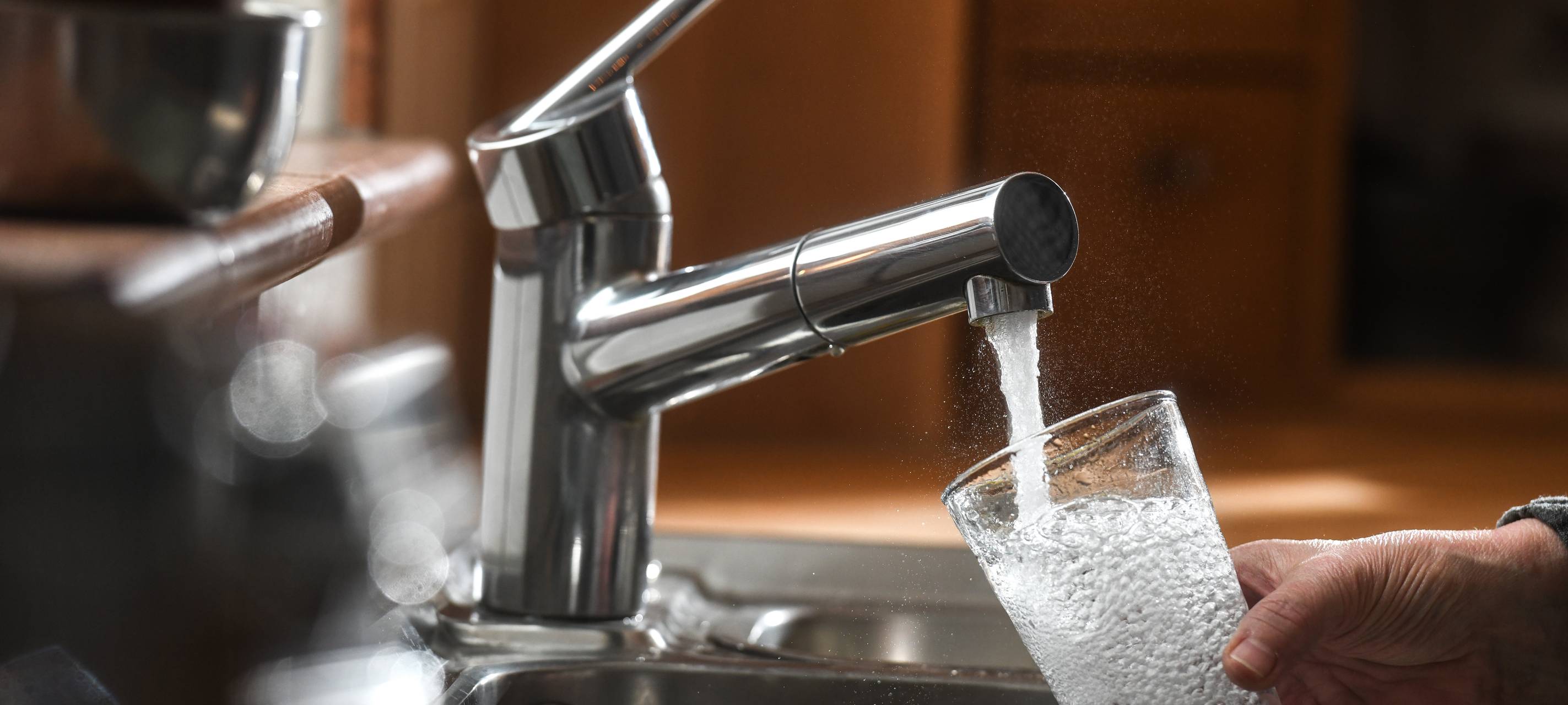 Wasser läuft aus einem Hahn