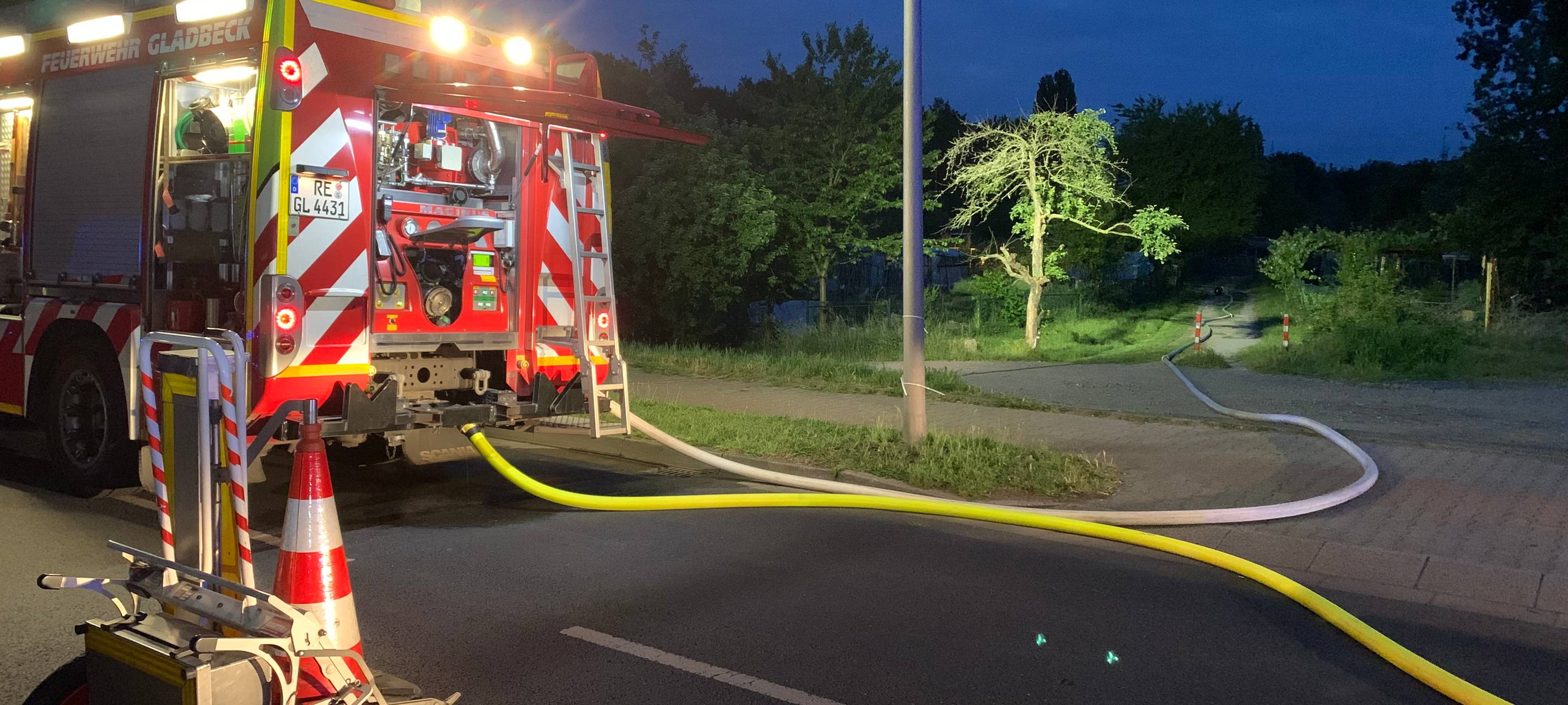 Löschfahrzeug vor der Kleingartenanlage Roßheidestraße