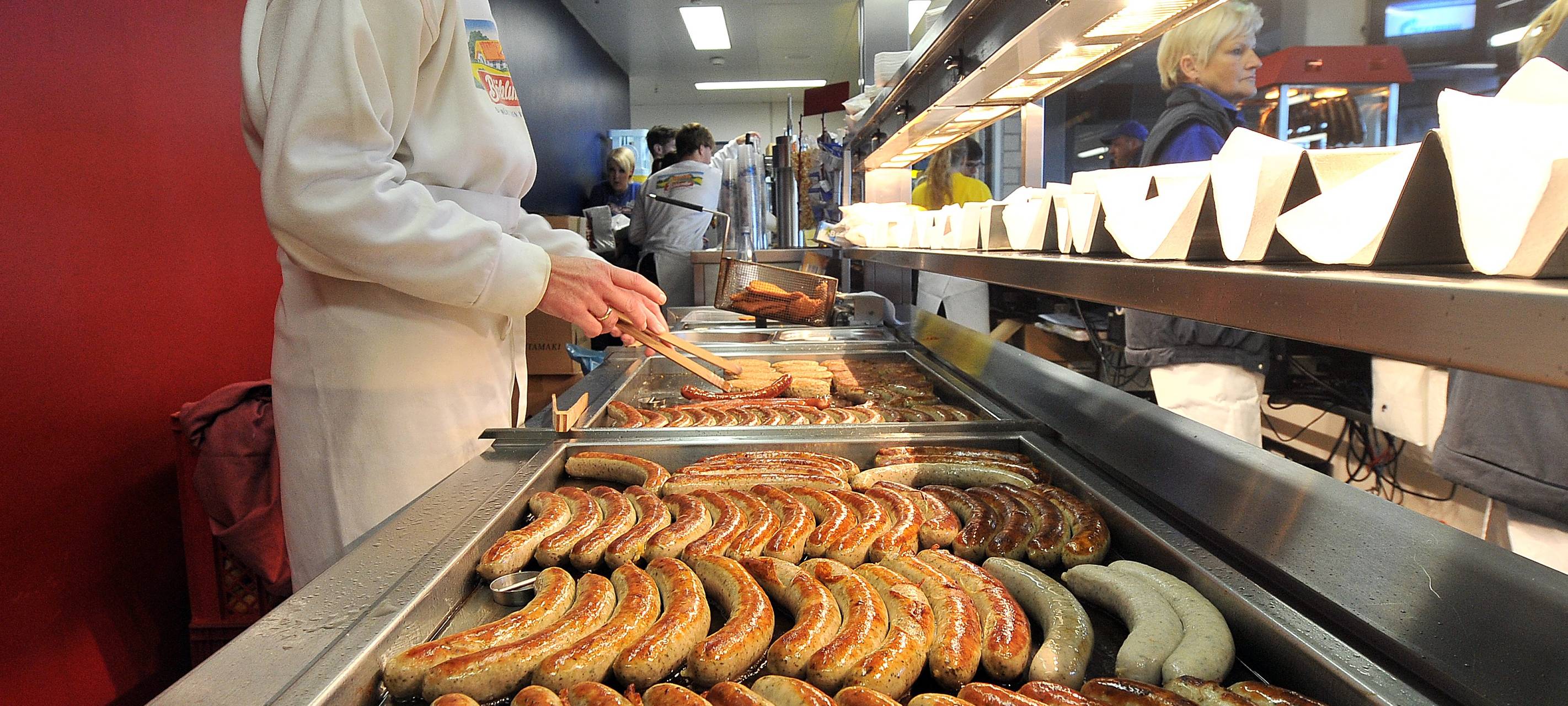 Bratwurst-Verkauf im Arena-Kiosk
