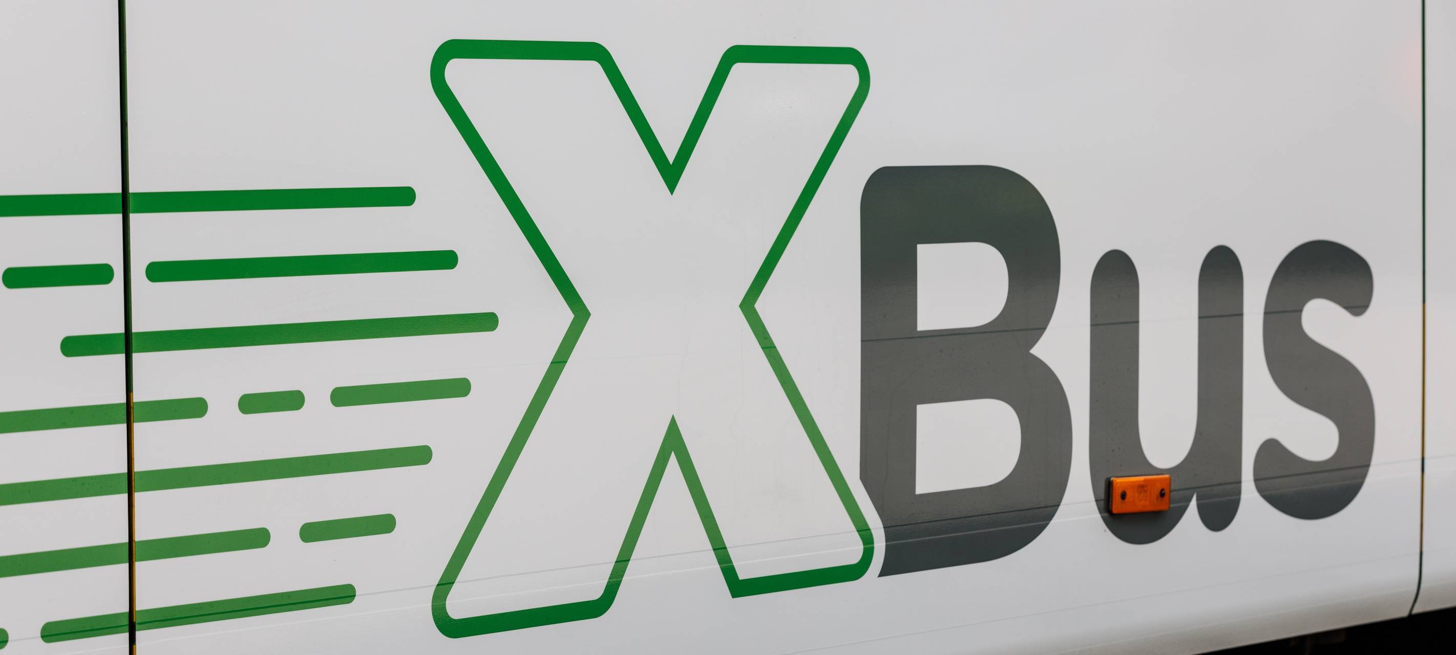 Beschrifteter Bus der neuen Expressbus-Linie X42