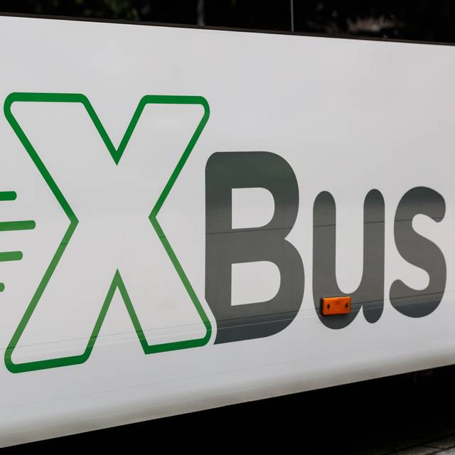 Beschrifteter Bus der neuen Expressbus-Linie X42