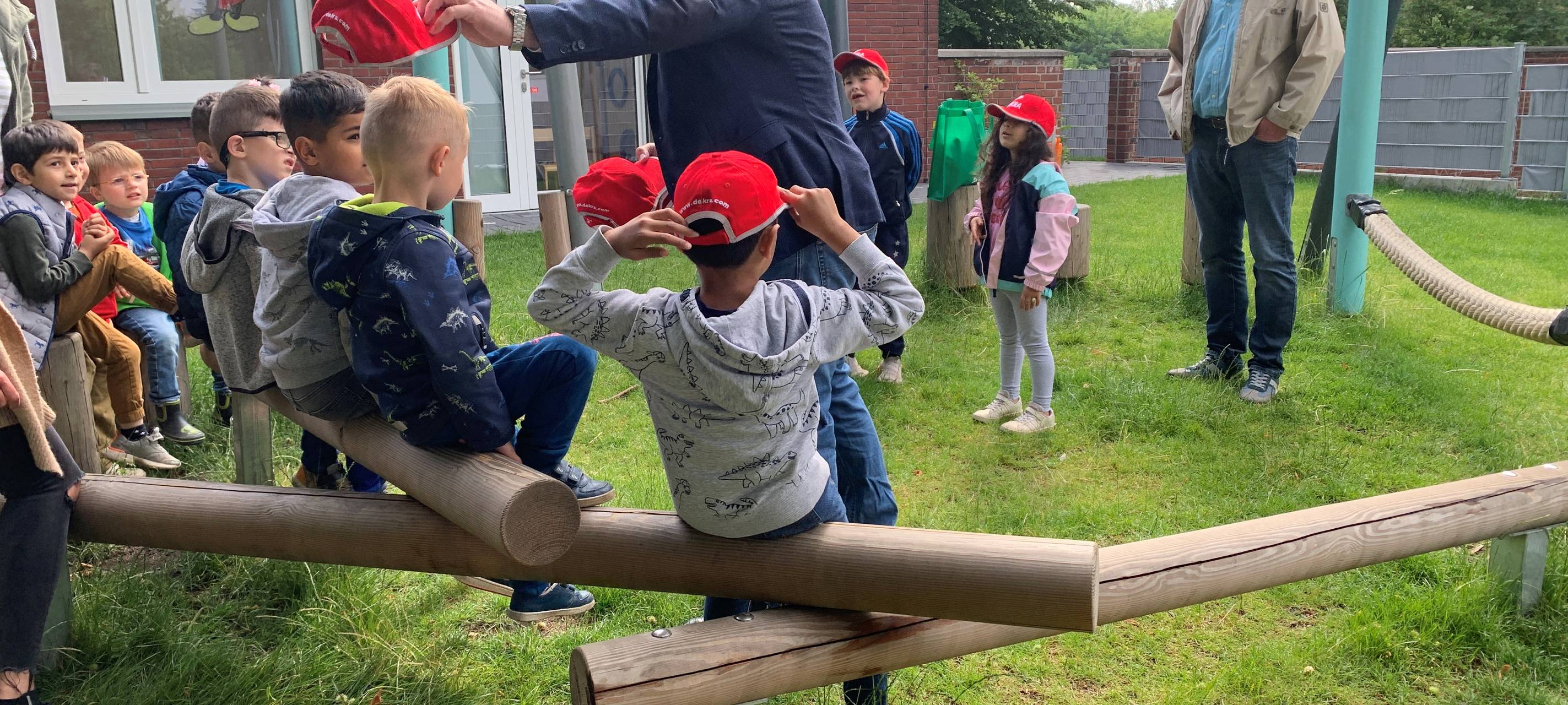 Bottroper Schulanfänger bekommen Warnmützen