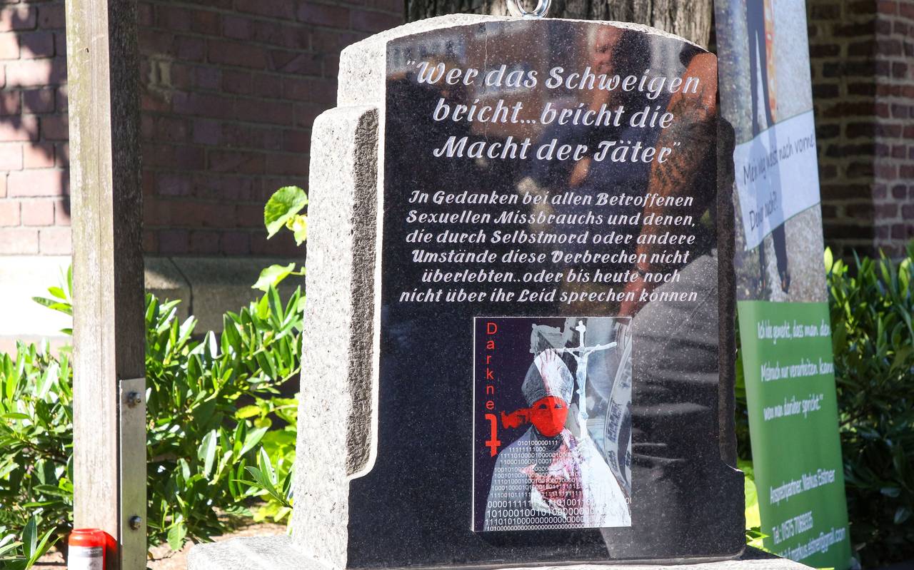 Der Gedenkstein zum Missbrauch in der katholischen Kirche vor der Cyriakuskirche in Bottrop