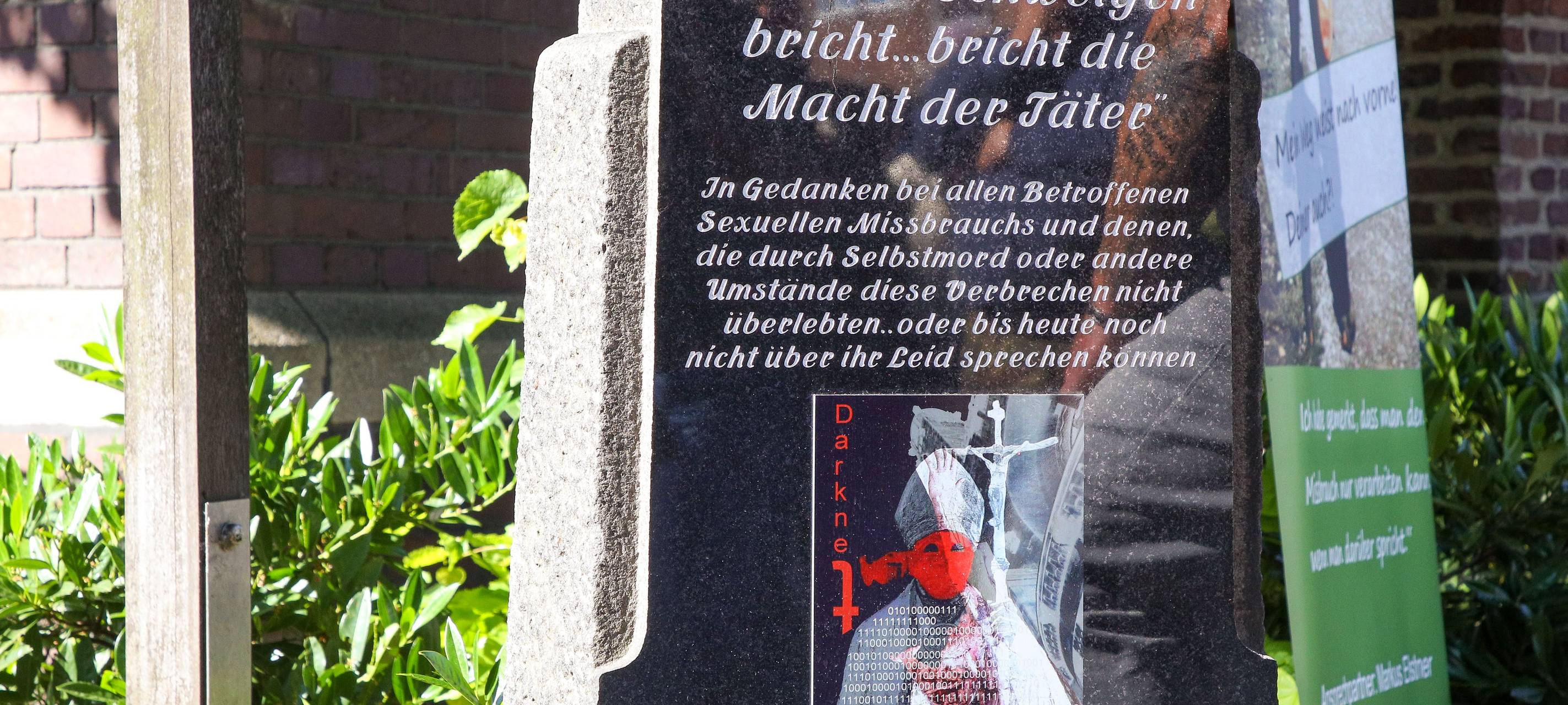 Der Gedenkstein zum Missbrauch in der katholischen Kirche vor der Cyriakuskirche in Bottrop