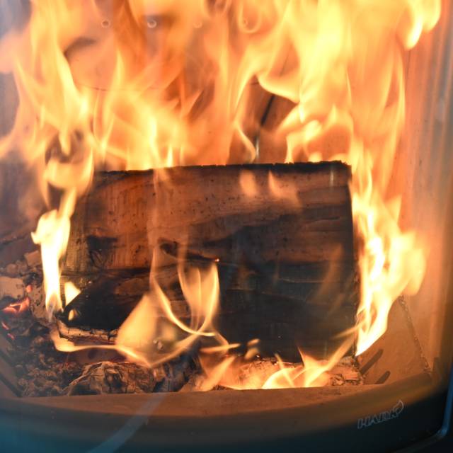 Brennendes Holz im Kamin