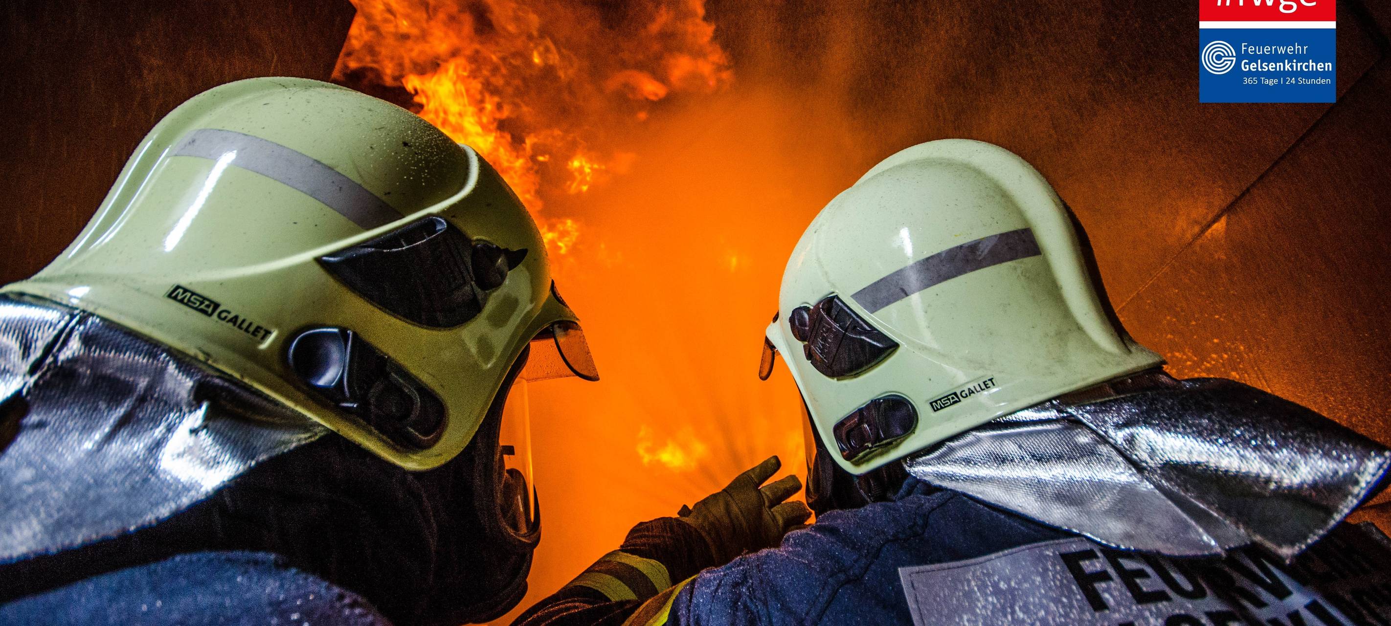 Zwei Feuerwehrleute in den Flammen