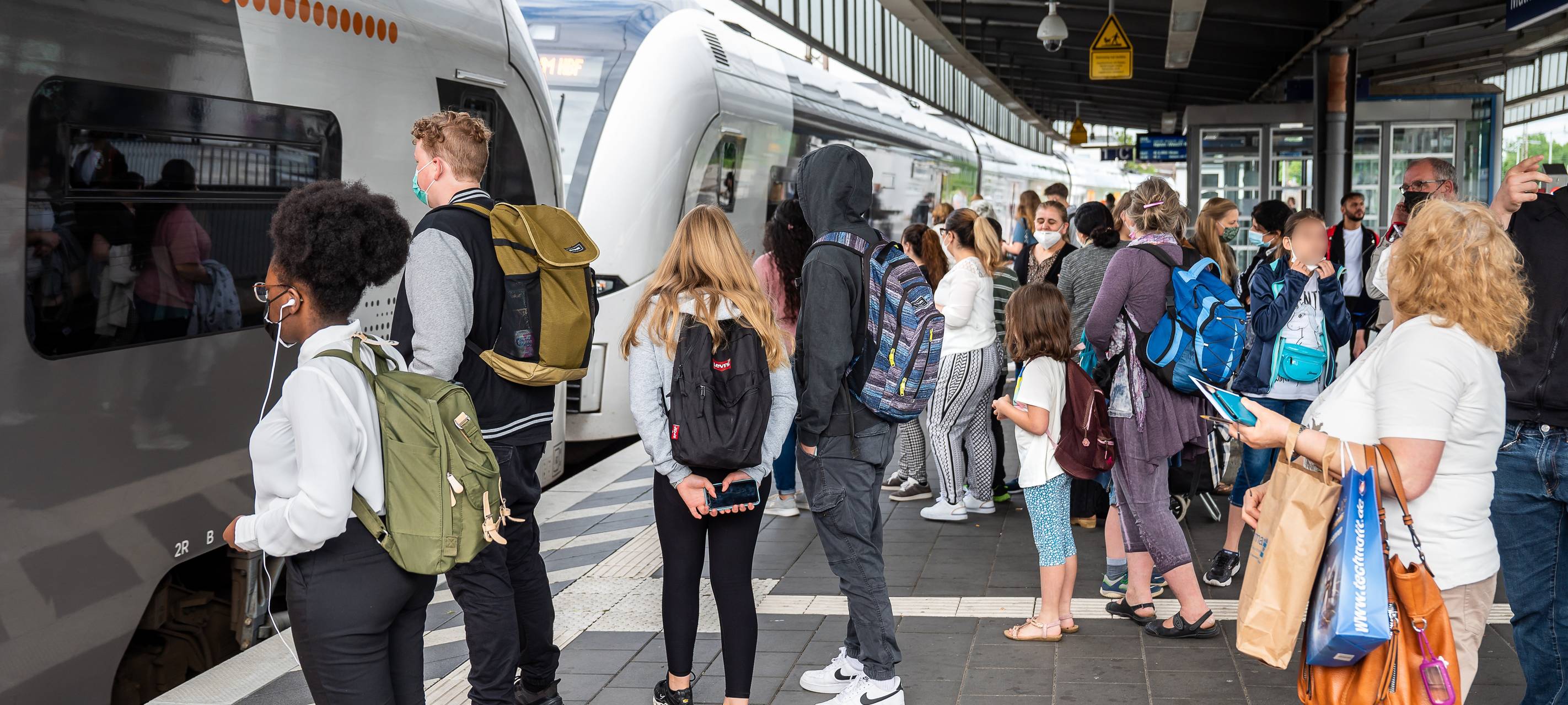 Wartende Reisende am Bahnsteig