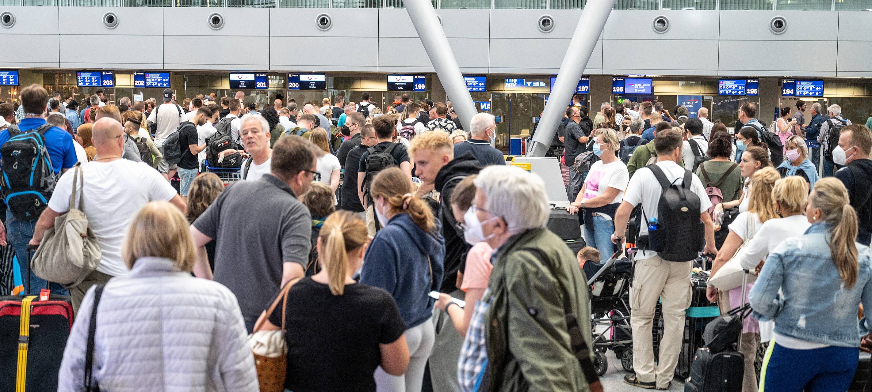 Lange Warteschlangen am Düsseldorfer Flughafen