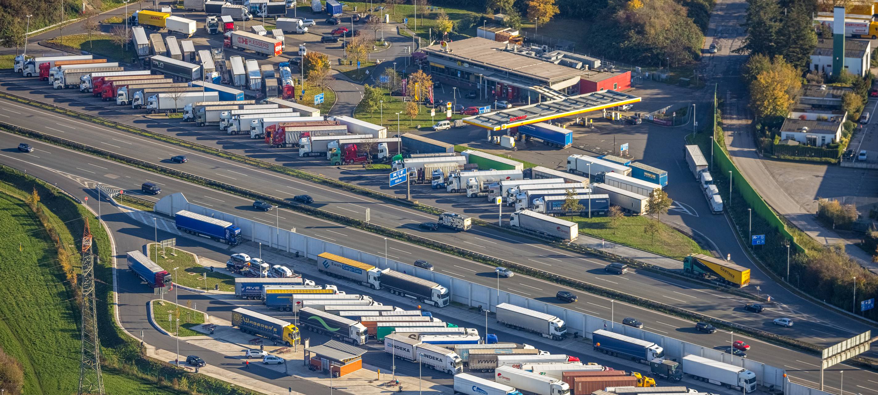 Drohnenaufnahme der Raststätte Schwarze Heide an der A2 bei Bottrop