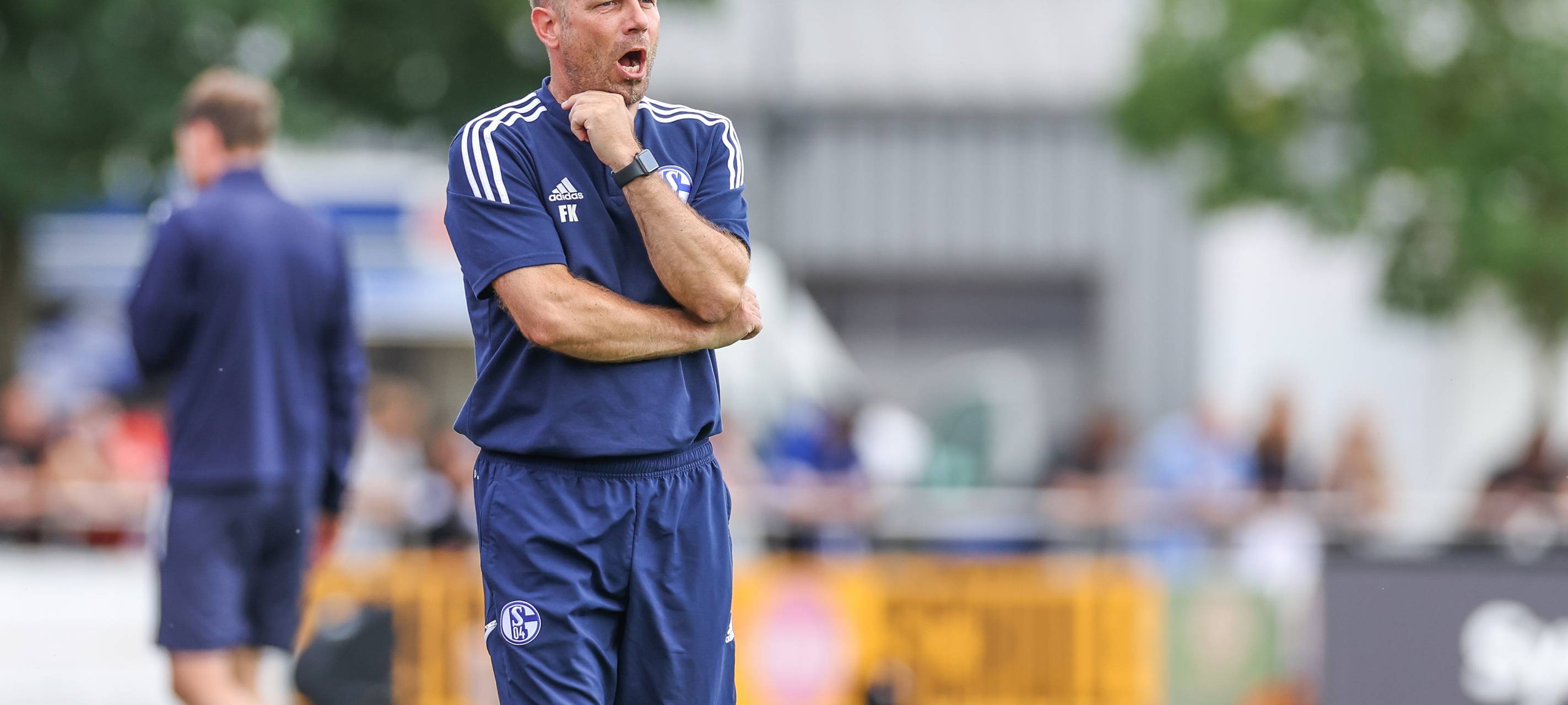 Schalke-Trainer Frank Kramer steht am Spielfeldrand