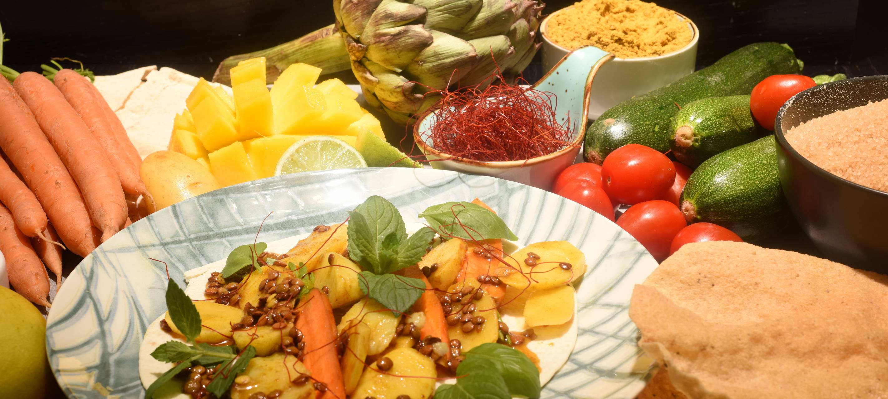 Koriander-Möhren mit Cashew-Chutney-Creme und indischem Naan-Brot