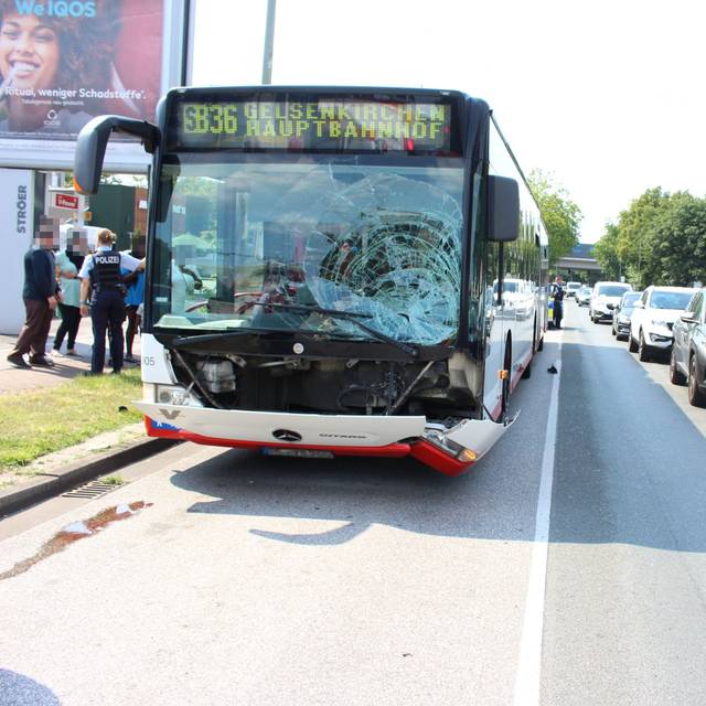Unfall mit Linienbus in Gelsenkirchen-Schalke 