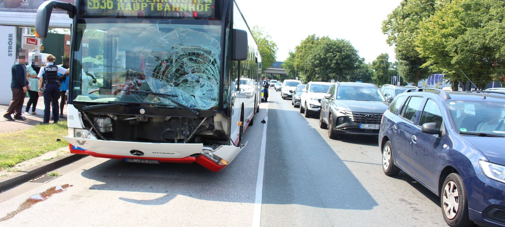 Unfall mit Linienbus in Gelsenkirchen-Schalke