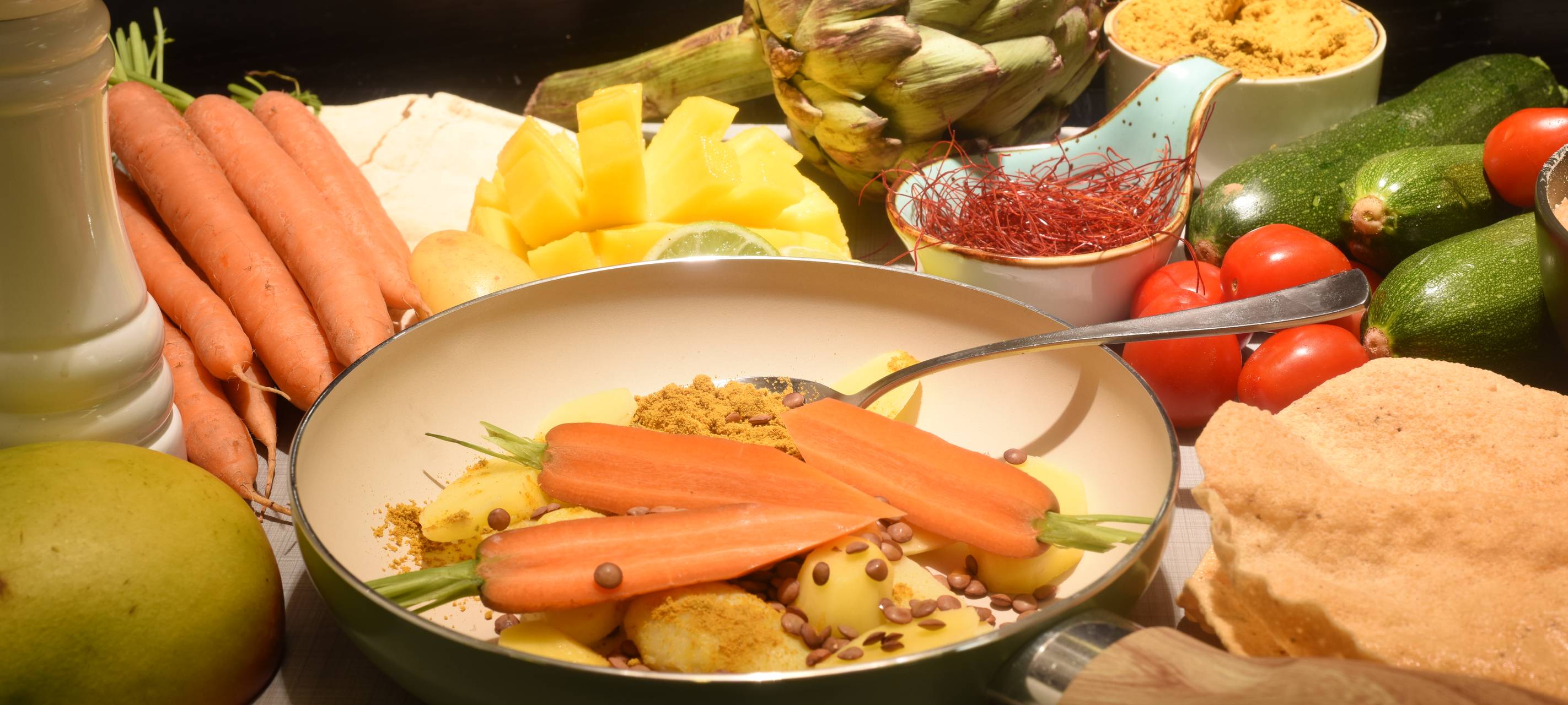 Koriander-Möhren mit Cashew-Chutney-Creme und indischem Naan-Brot