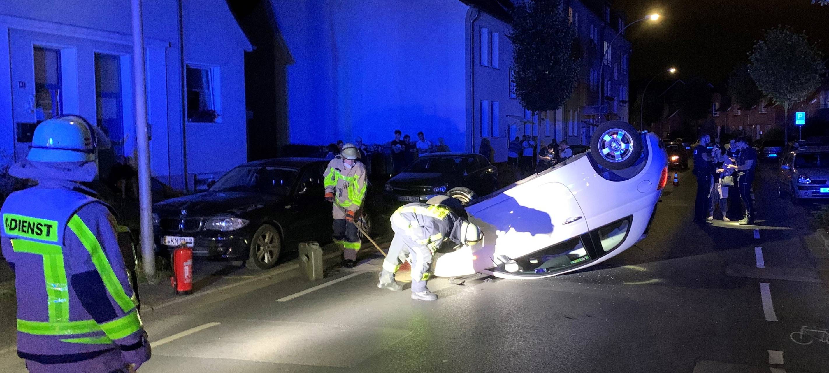 Ein Auto liegt auf dem Dach