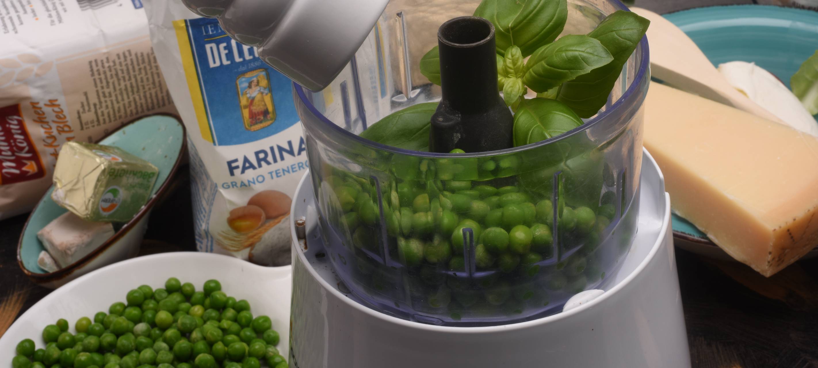 Chipolata-Blumenkohl-Pizza mit Mandeln und Olivenöl-Erbsenpesto