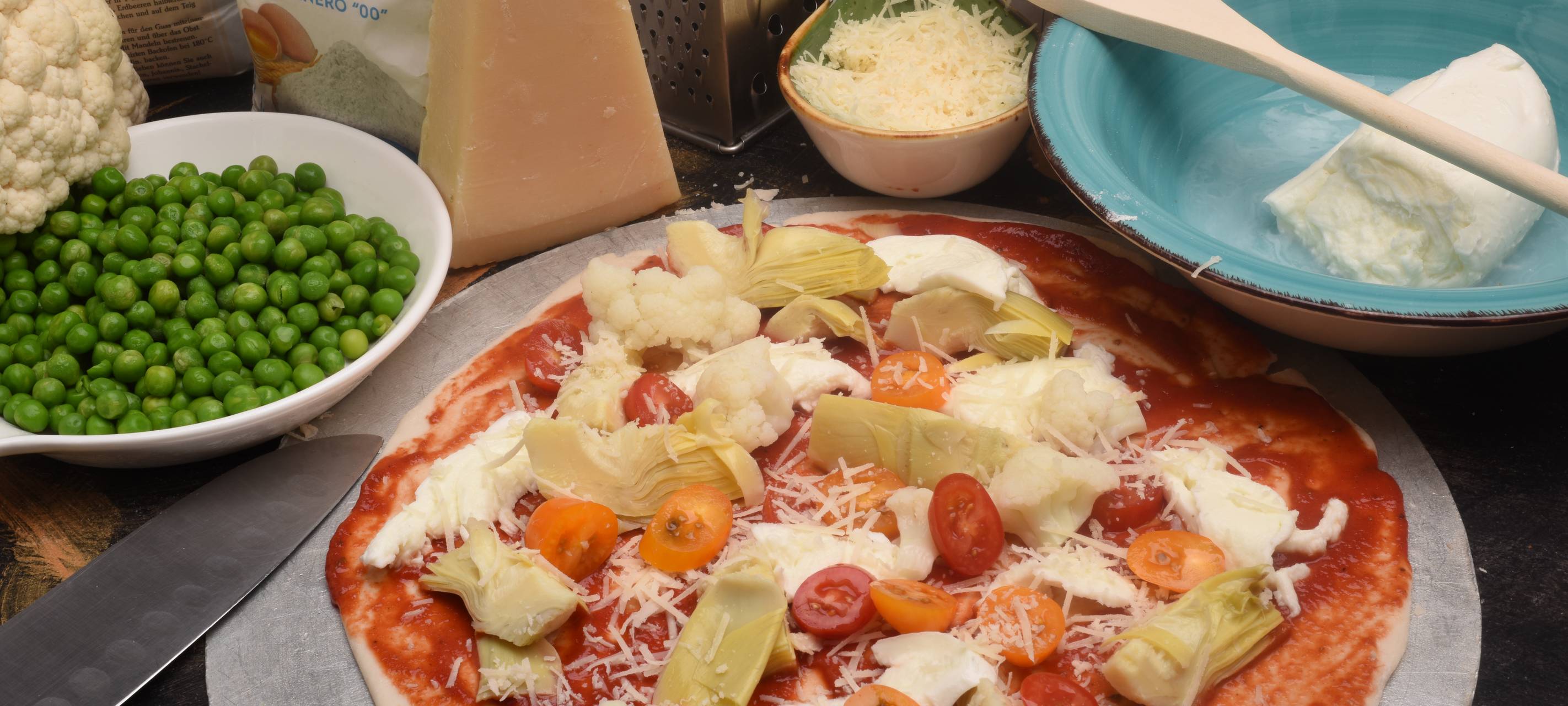 Chipolata-Blumenkohl-Pizza mit Mandeln und Olivenöl-Erbsenpesto