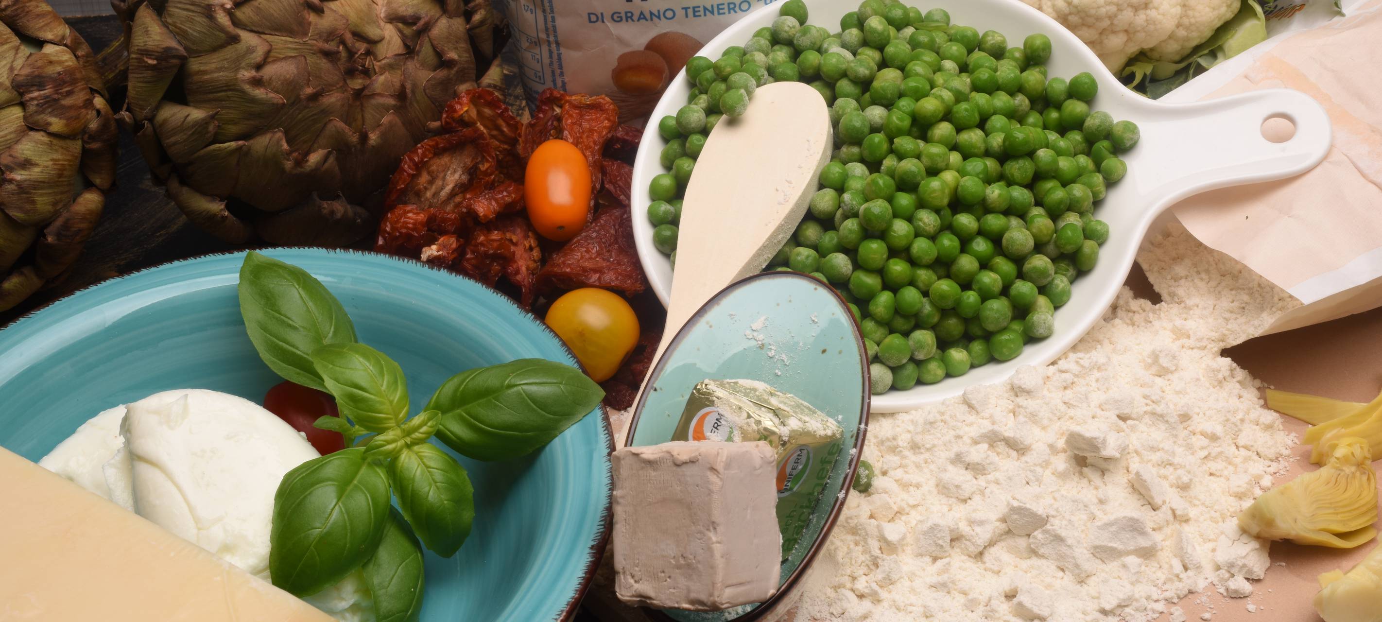 Chipolata-Blumenkohl-Pizza mit Mandeln und Olivenöl-Erbsenpesto