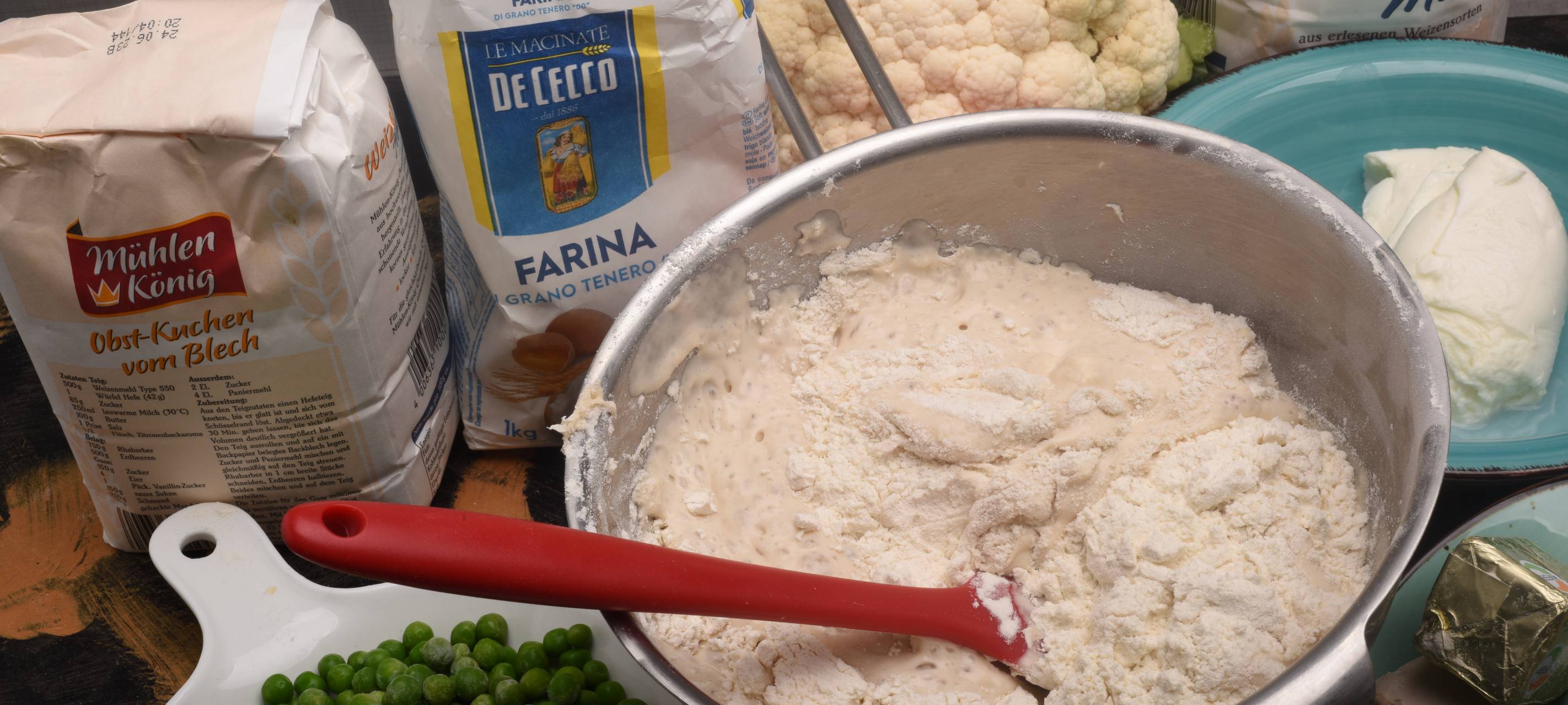 Chipolata-Blumenkohl-Pizza mit Mandeln und Olivenöl-Erbsenpesto