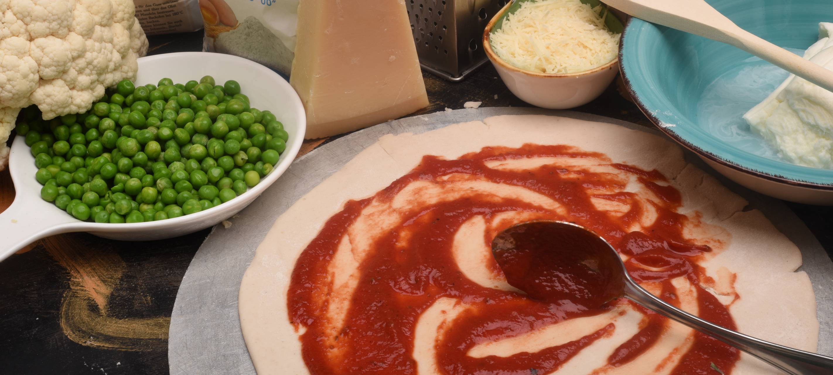 Chipolata-Blumenkohl-Pizza mit Mandeln und Olivenöl-Erbsenpesto