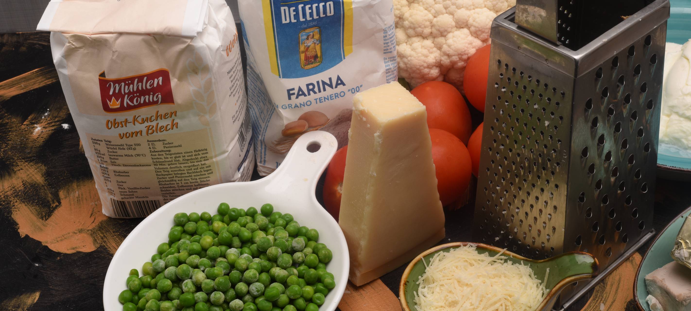 Chipolata-Blumenkohl-Pizza mit Mandeln und Olivenöl-Erbsenpesto