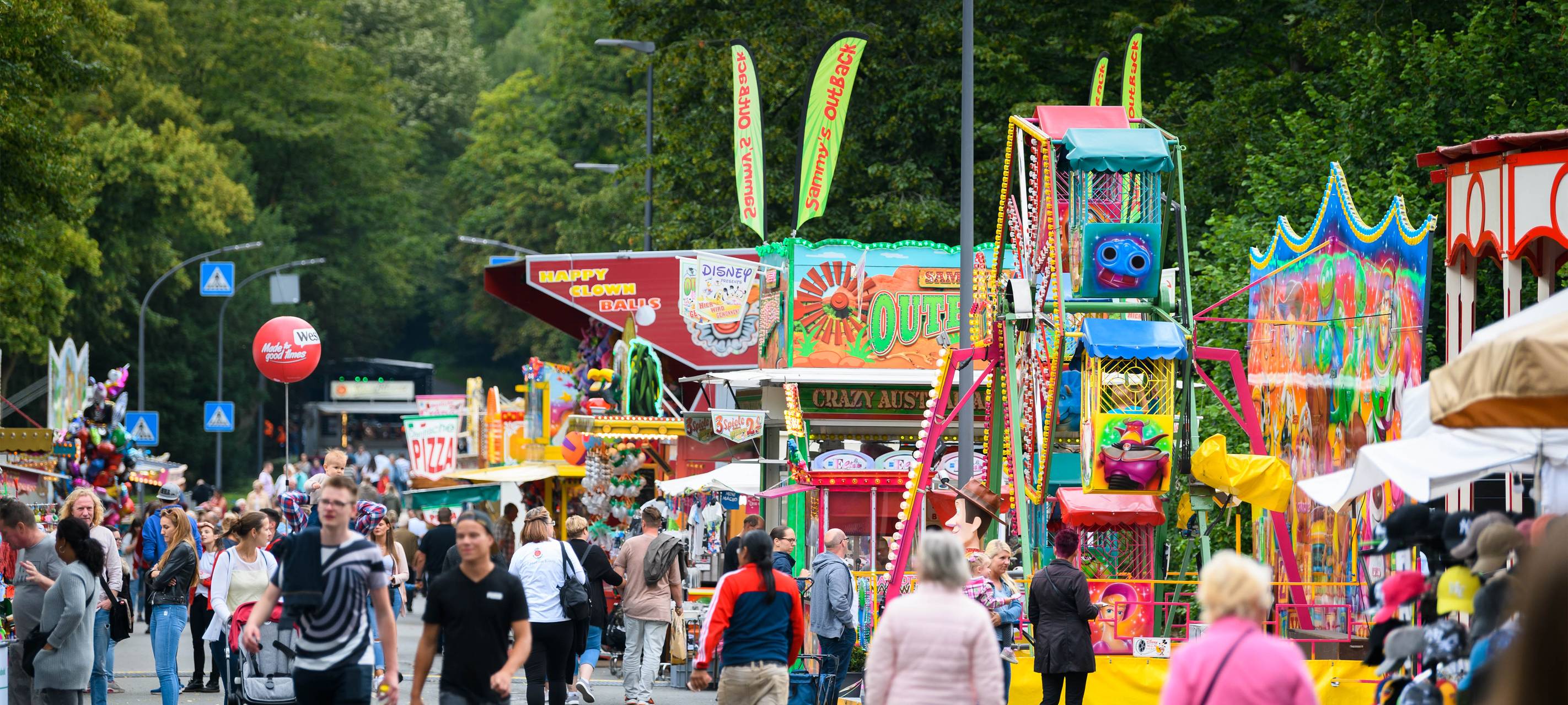 Besucher auf dem Sommerfestival Schloss Berge